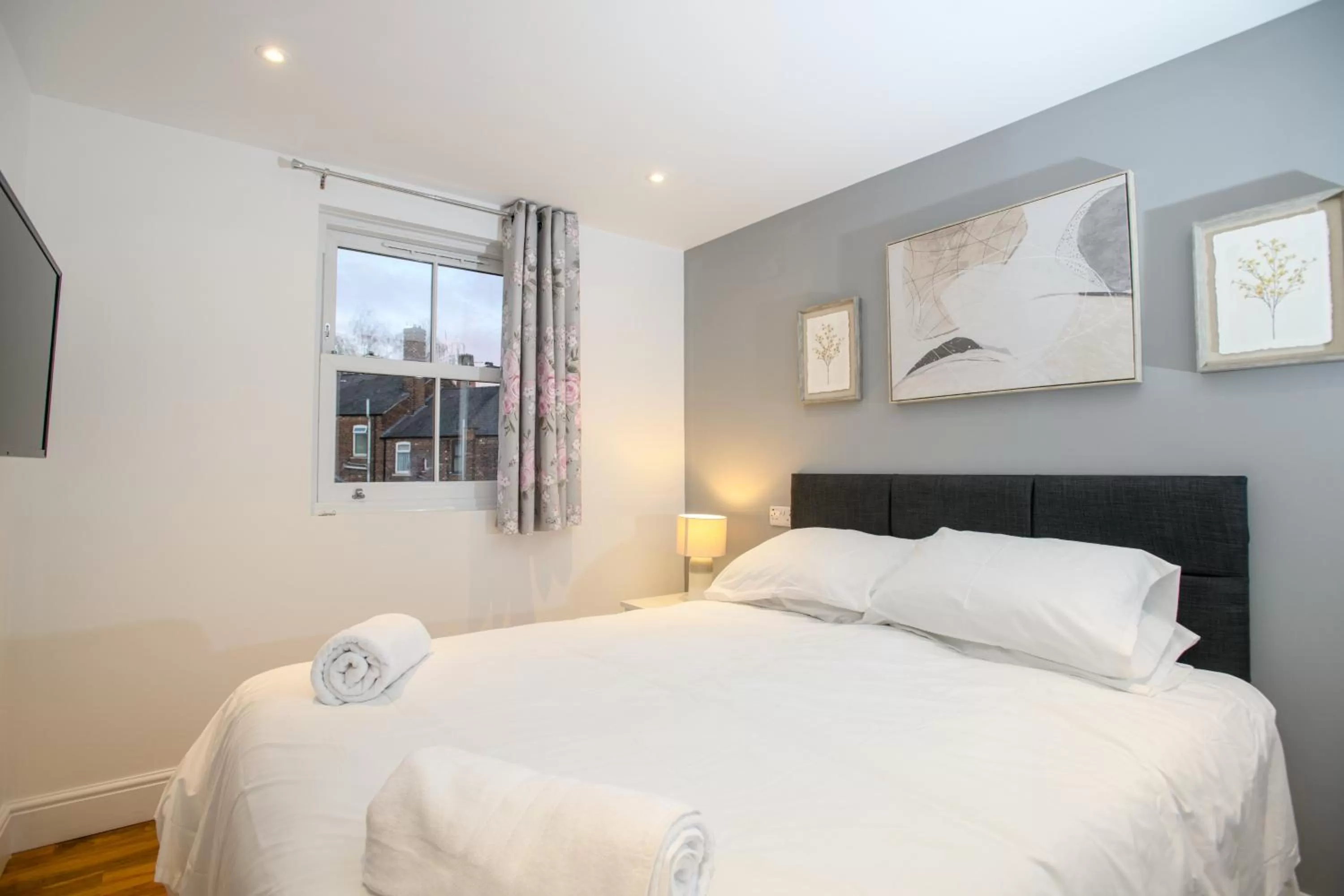 Bed in 1 King Size Bed Cathedral View 1 Apartment