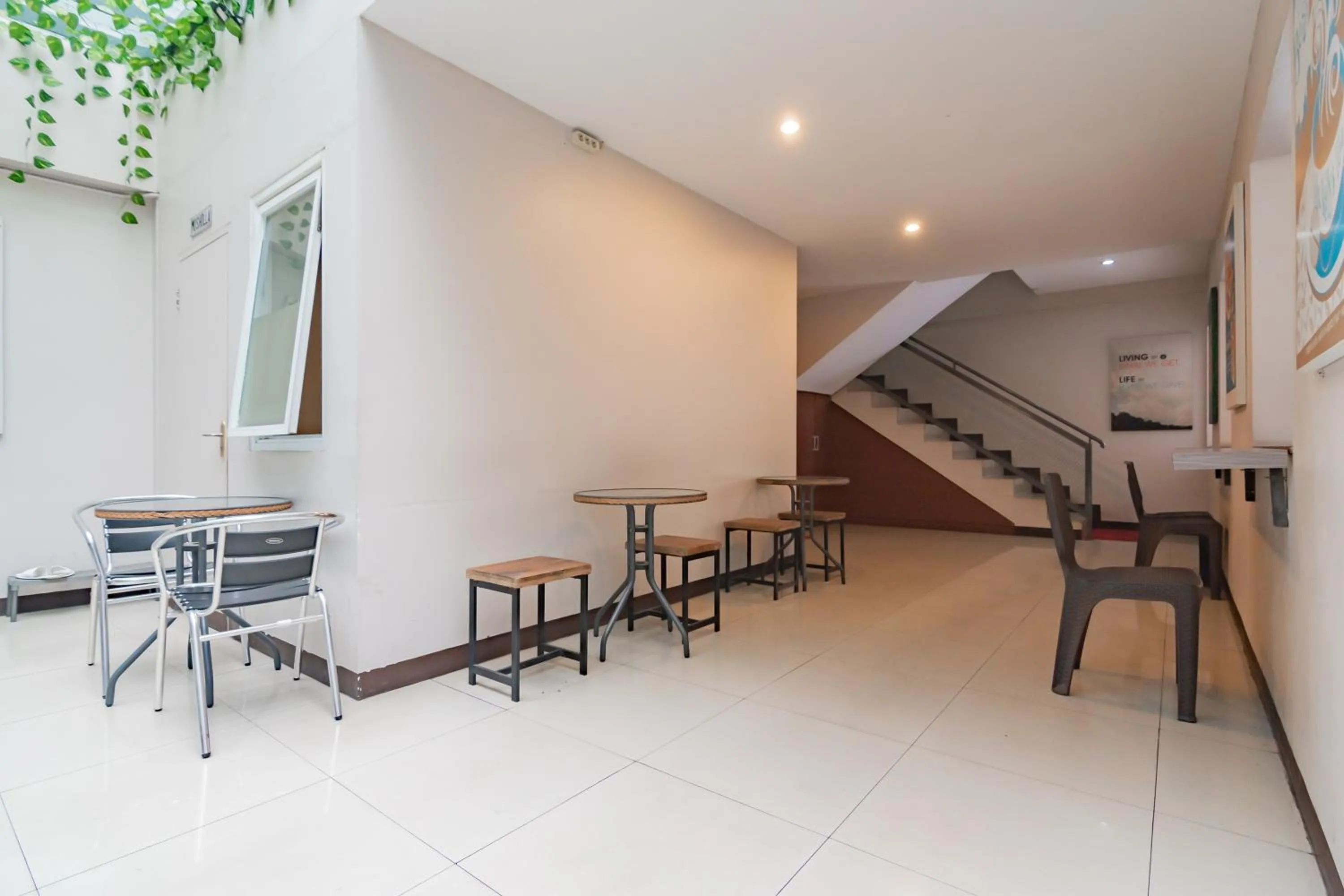 Seating area in RedDoorz Plus @ Dago Pojok 3