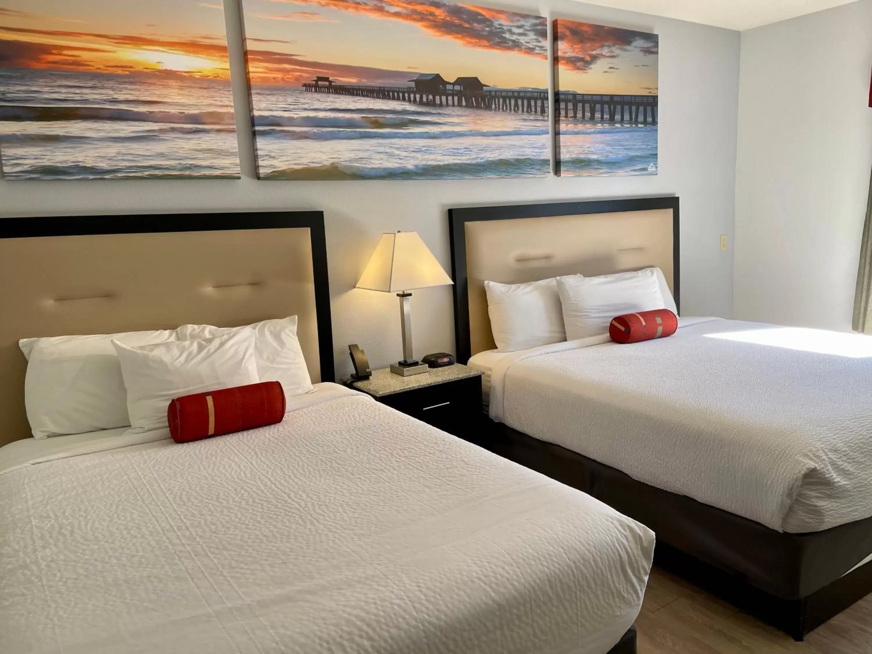 Bed in Days Inn & Suites by Wyndham Lakeland