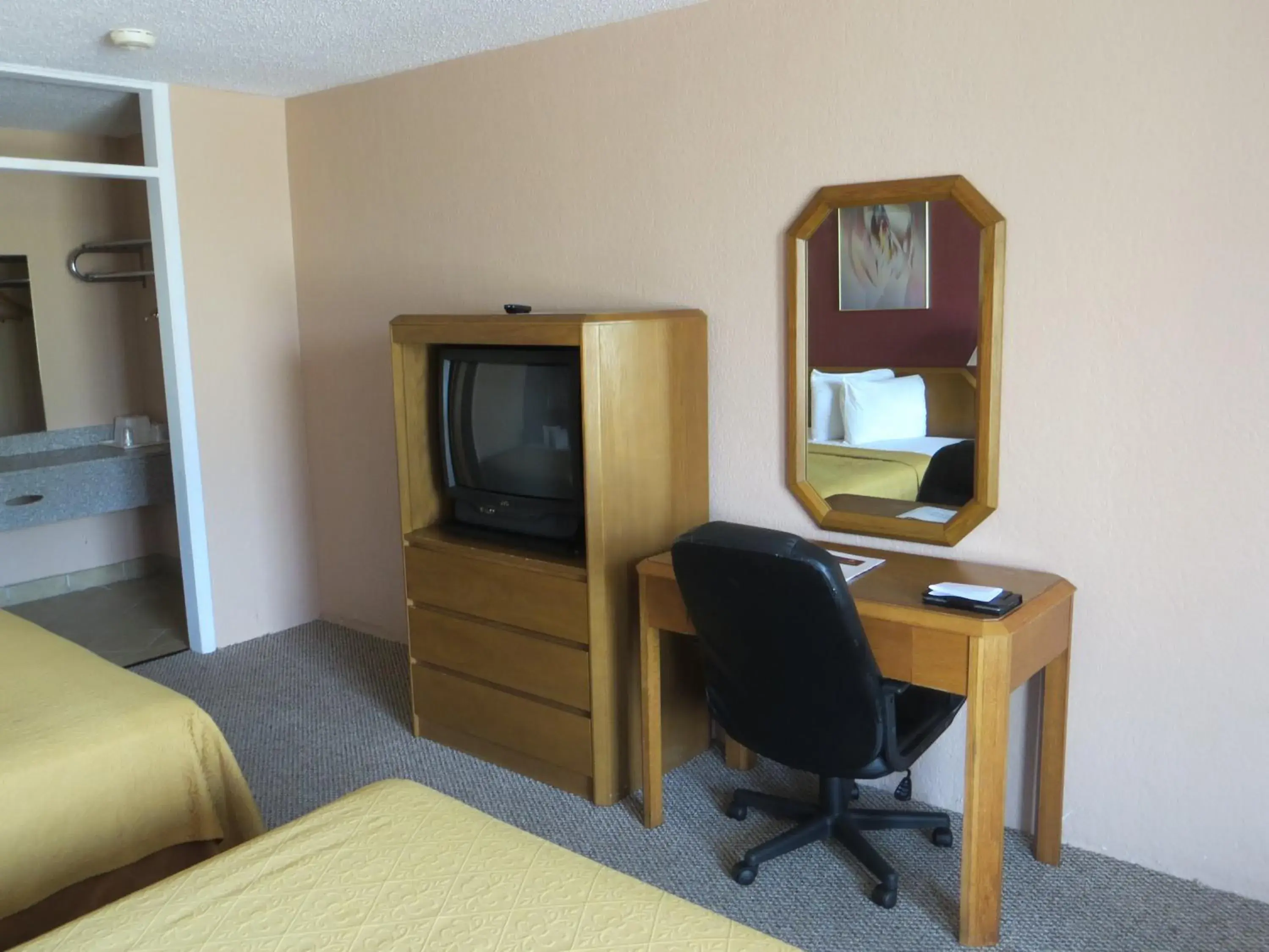 TV and multimedia, TV/Entertainment Center in Americourt Extended Stays