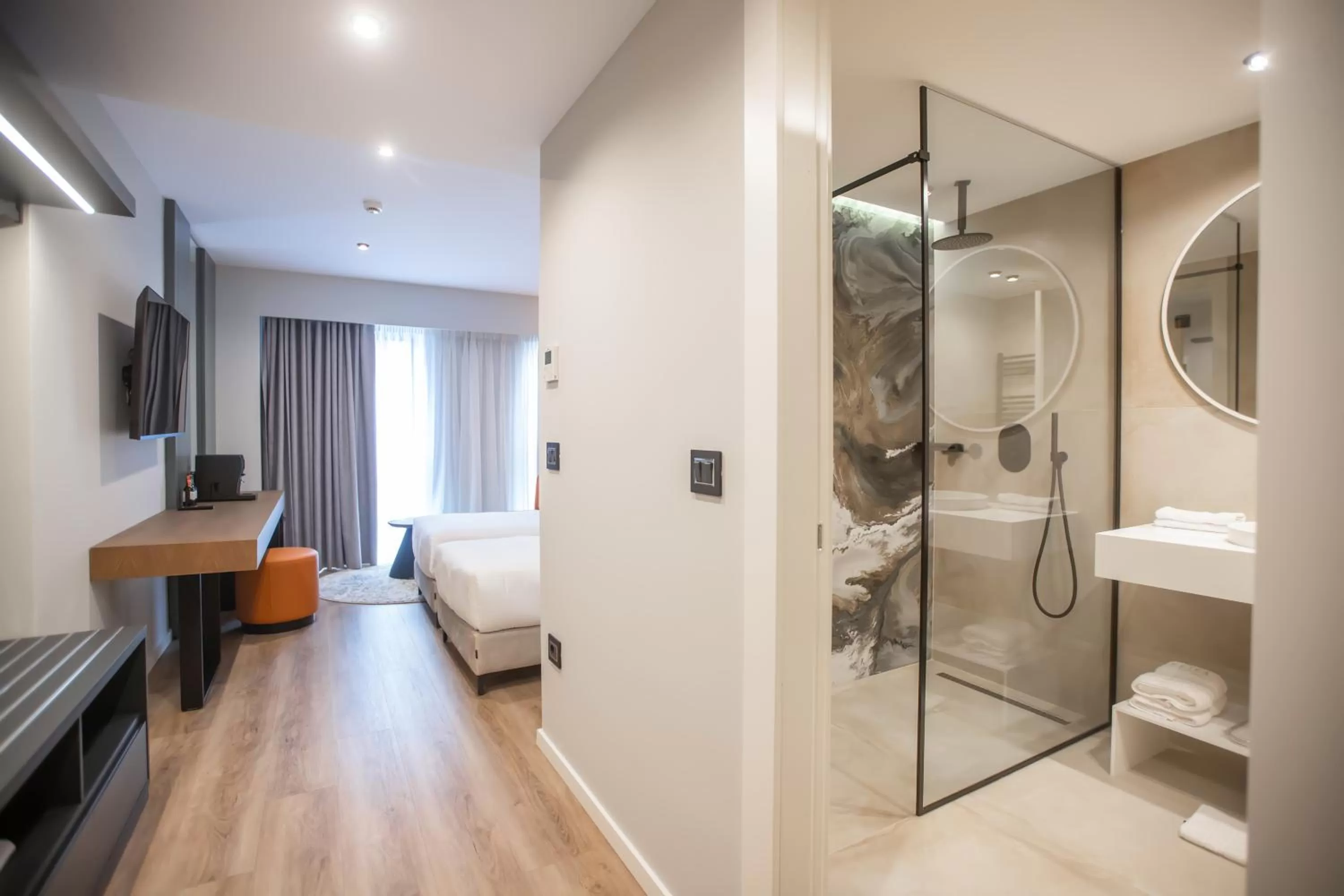 Shower, Bed in Hotel Elisa Tirana, Affiliated by Meliá