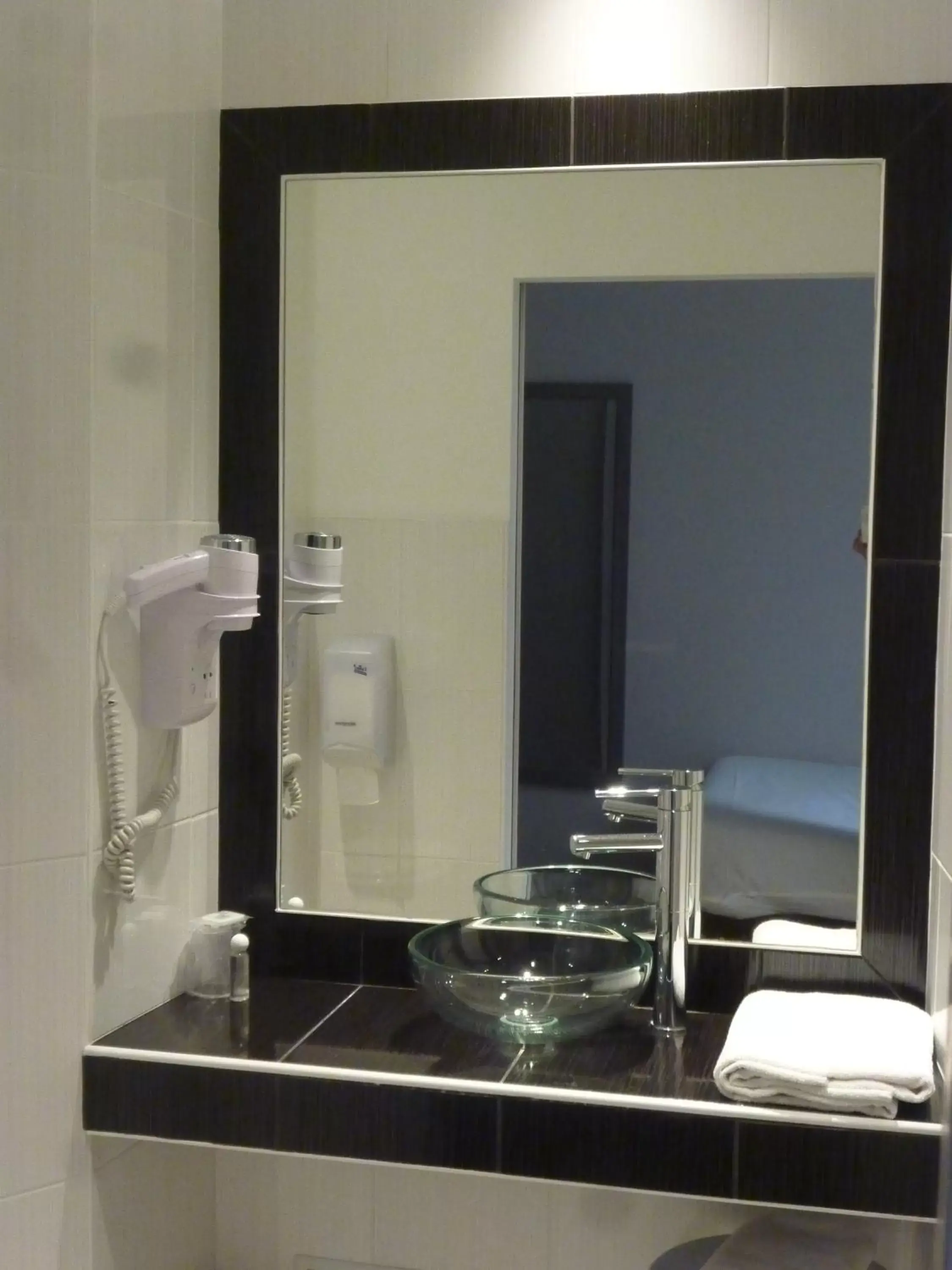 Bathroom in Hôtel Montchapet Dijon Centre