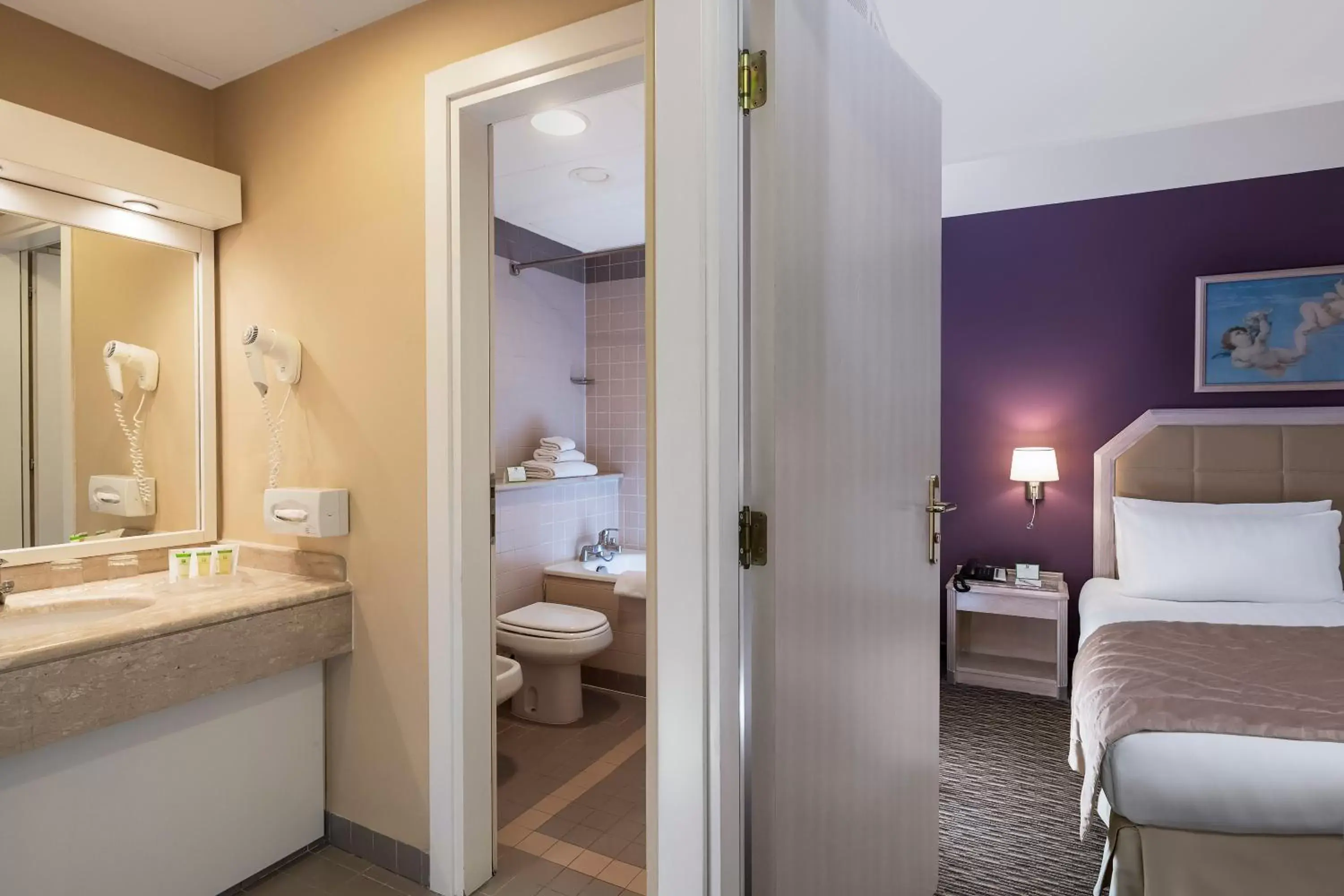 Photo of the whole room, Bathroom in Holiday Inn Naples, an IHG Hotel