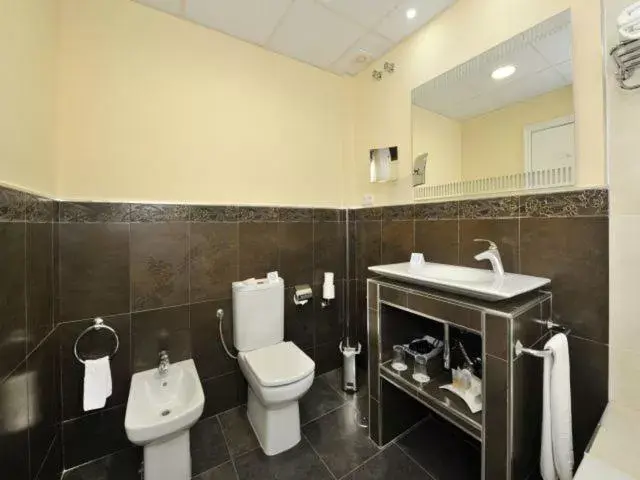 Bathroom in Hotel Salobreña Suites