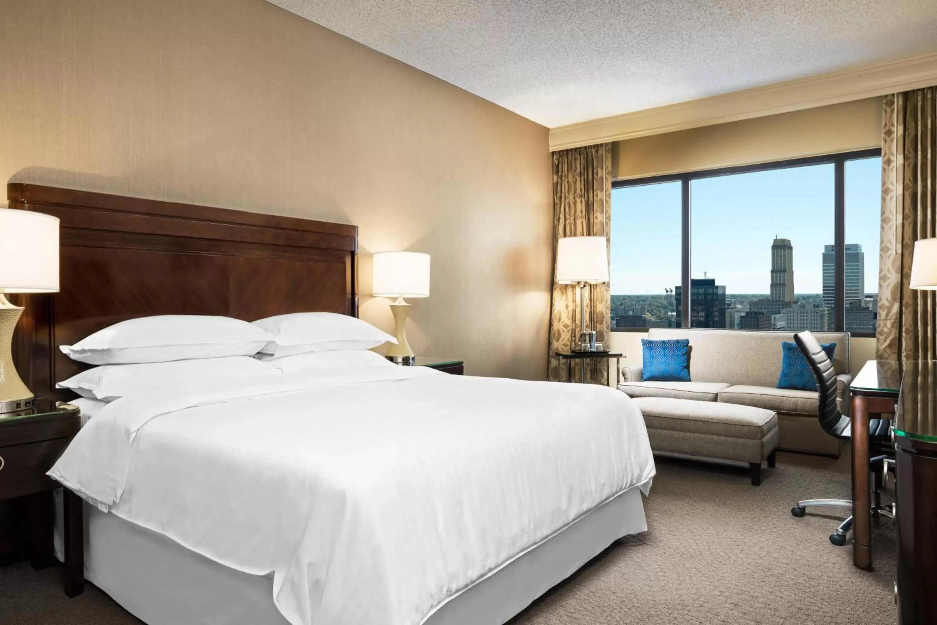 Photo of the whole room, Bed in Sheraton Memphis Downtown Hotel