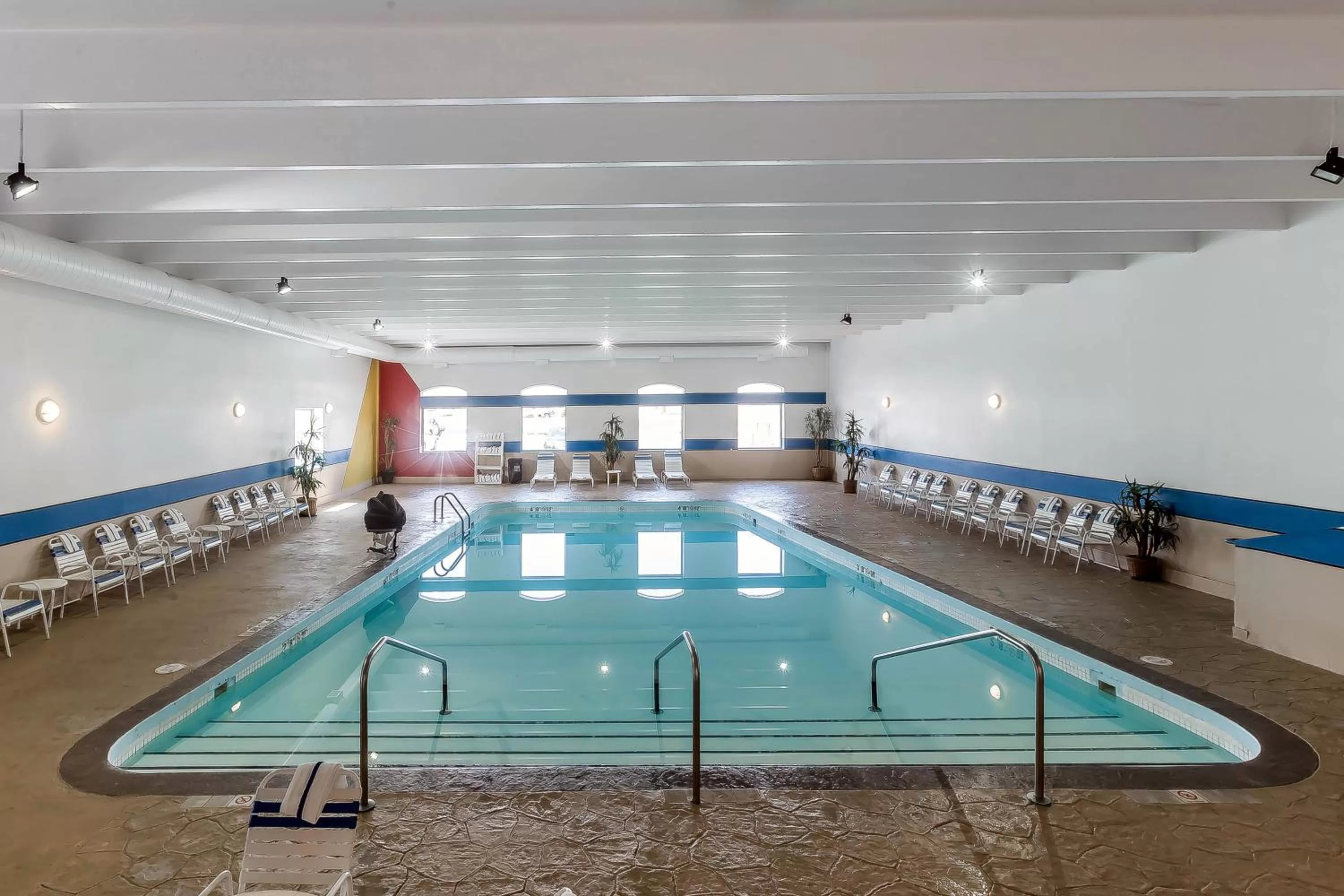 Swimming pool in Comfort Inn & Suites Event Center