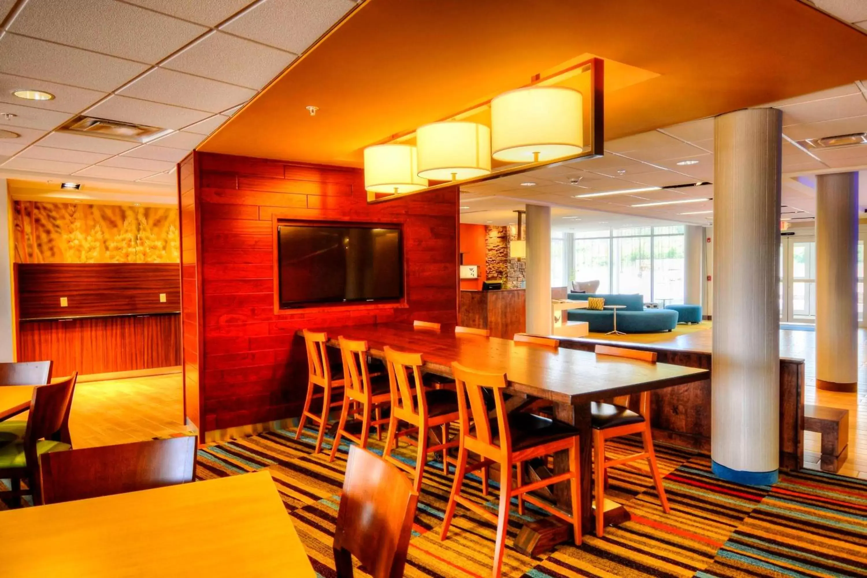 Breakfast, Lounge/Bar in Fairfield Inn & Suites by Marriott Princeton