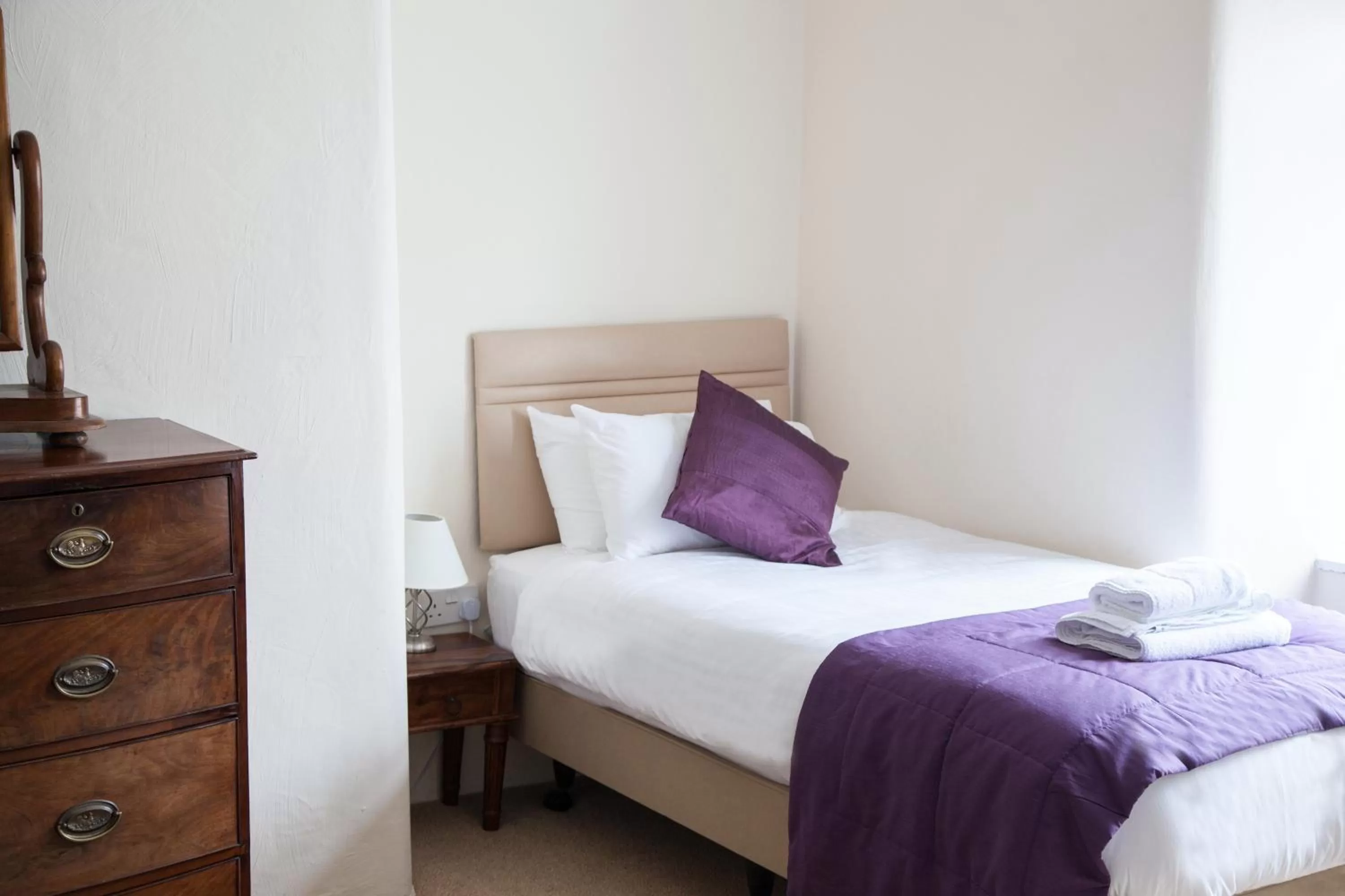 Shower, Bed in The Poltimore Inn