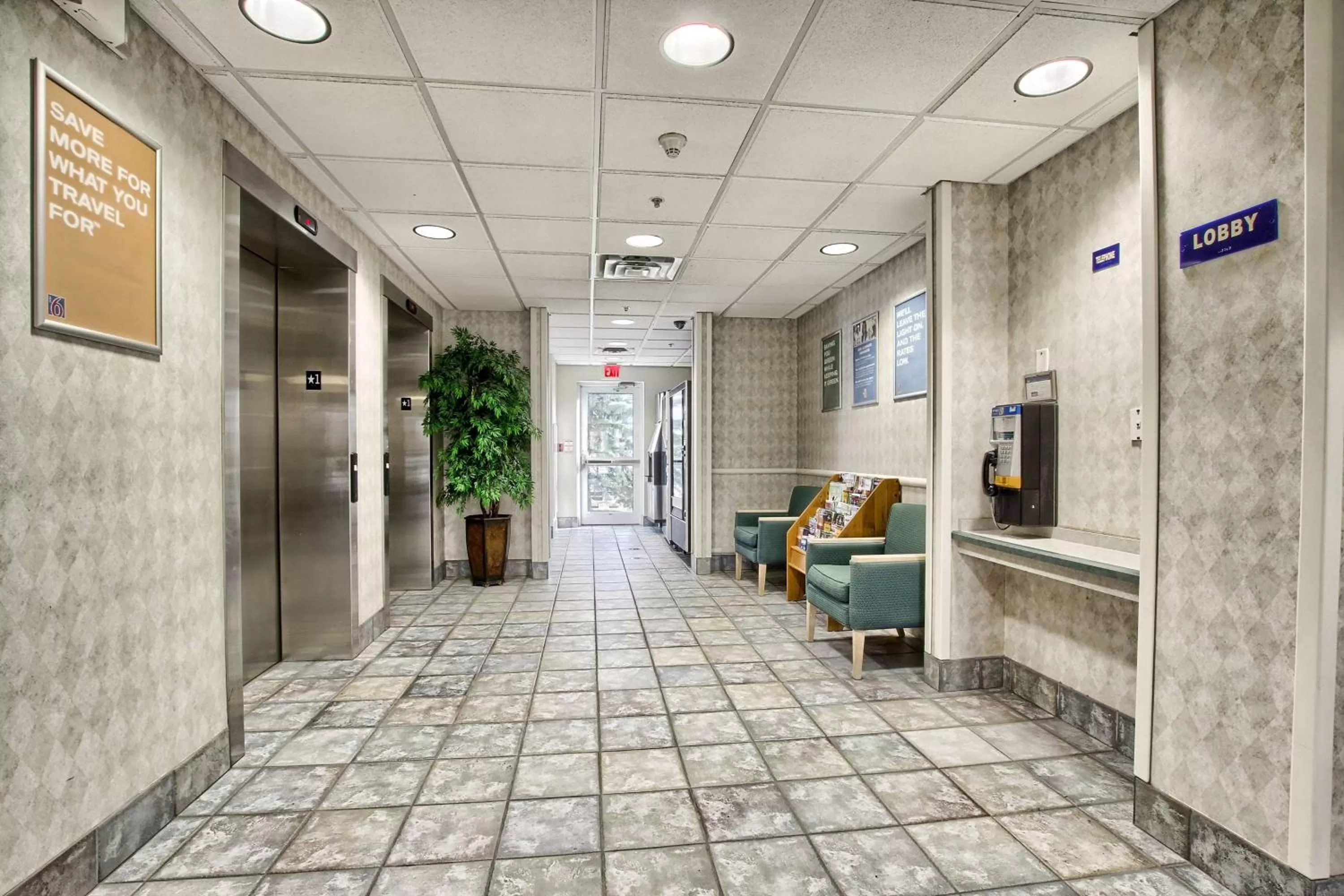 Lobby or reception in Motel 6-London, ON - Ontario