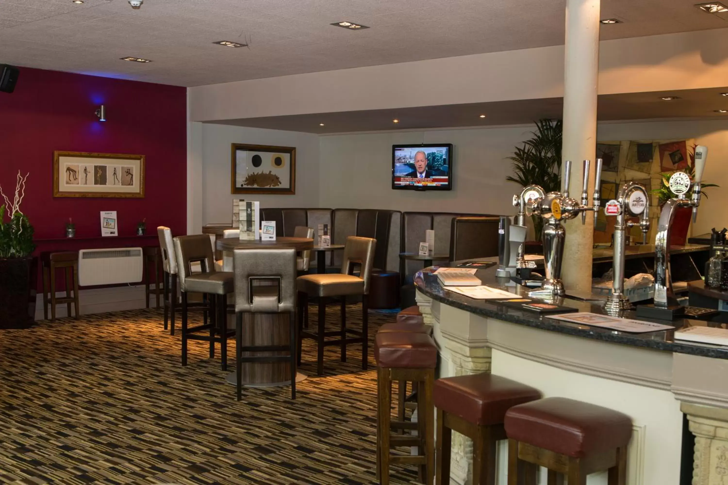 Lounge or bar, Restaurant/Places to Eat in The Crown Hotel
