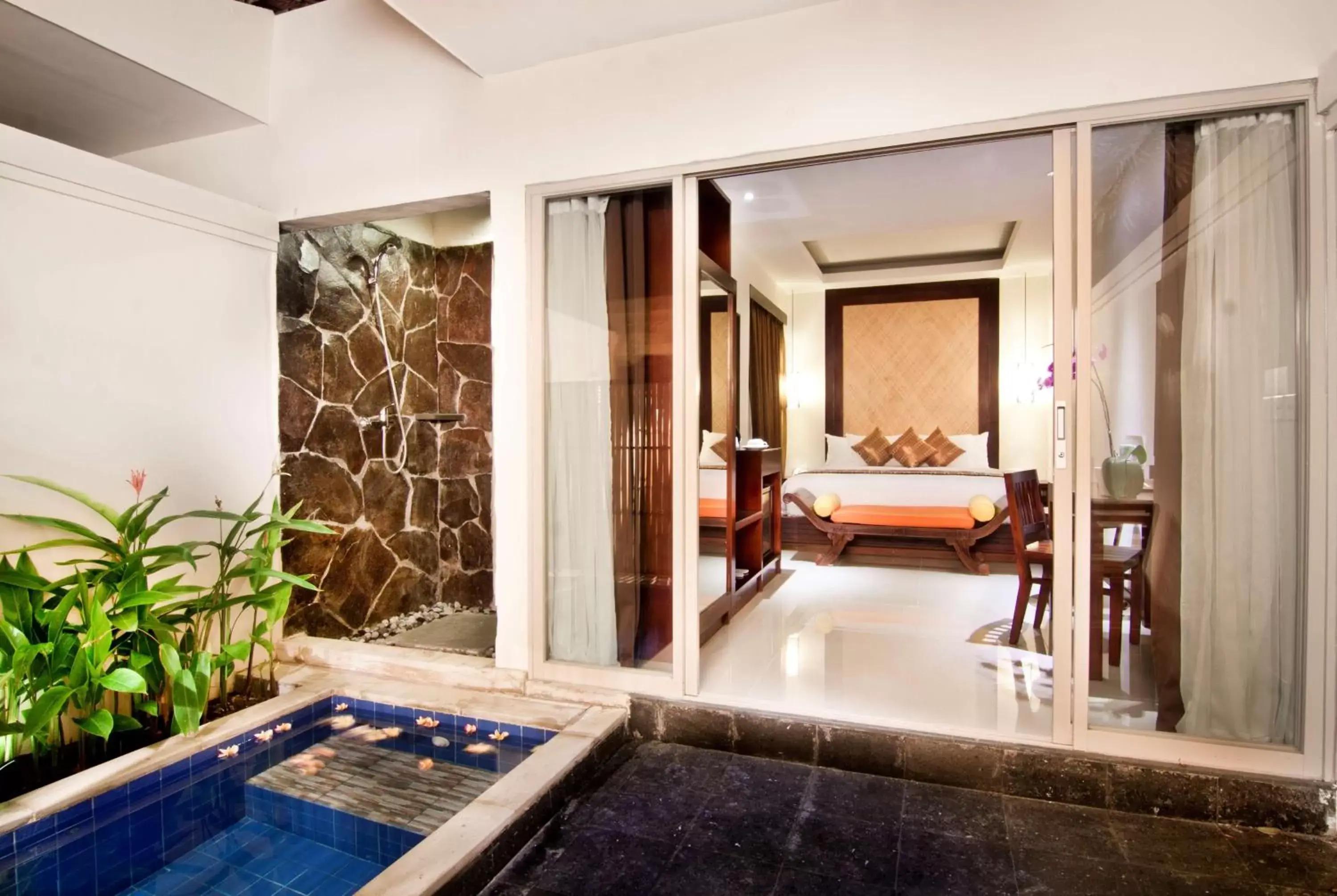 Photo of the whole room, Swimming Pool in Best Western Kuta Villa