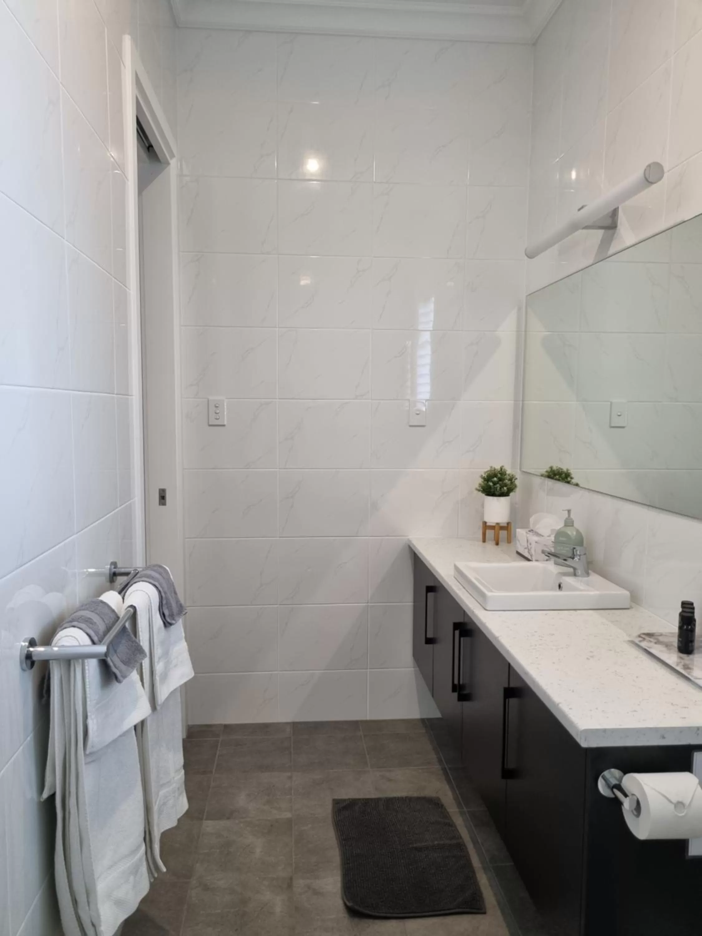 Shower, Bathroom in Hampton on Washington - FREE Wifi and Netflix
