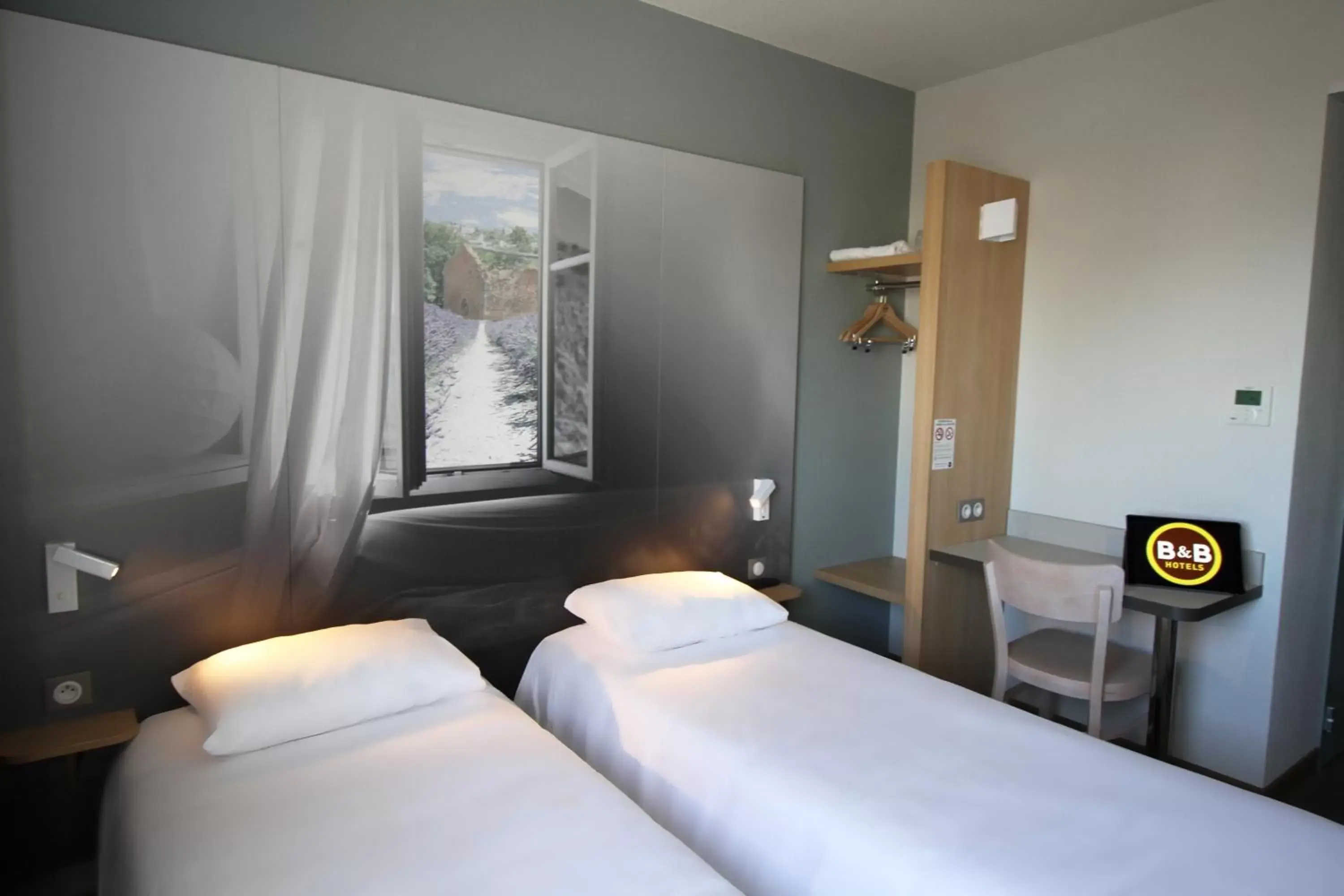 Photo of the whole room, Bed in B&B HOTEL Valence TGV Romans