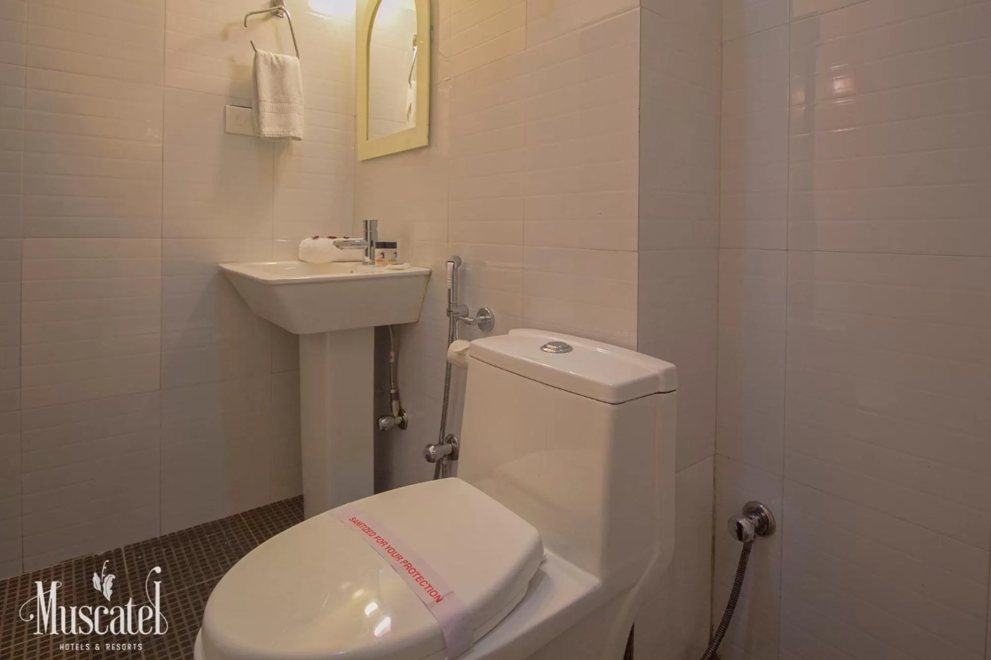Bathroom in Muscatel Delamare - 200 Mts from MG Marg