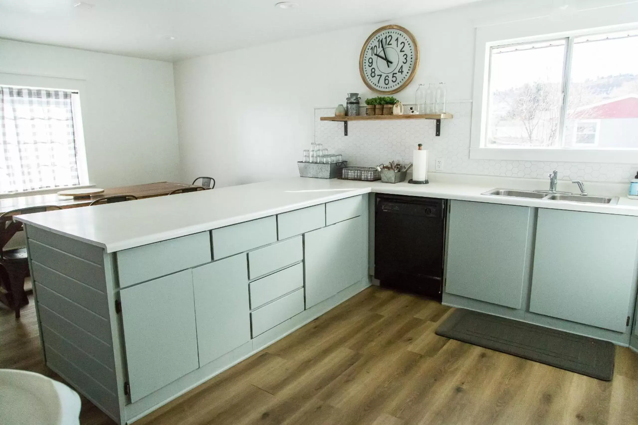 Dining area, Kitchen/Kitchenette in Happy Trails BnB