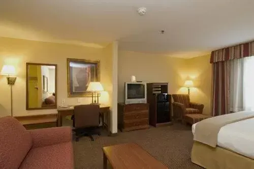 Living room, TV/Entertainment Center in Holiday Inn Express & Suites - Laredo-Event Center Area, an IHG Hotel