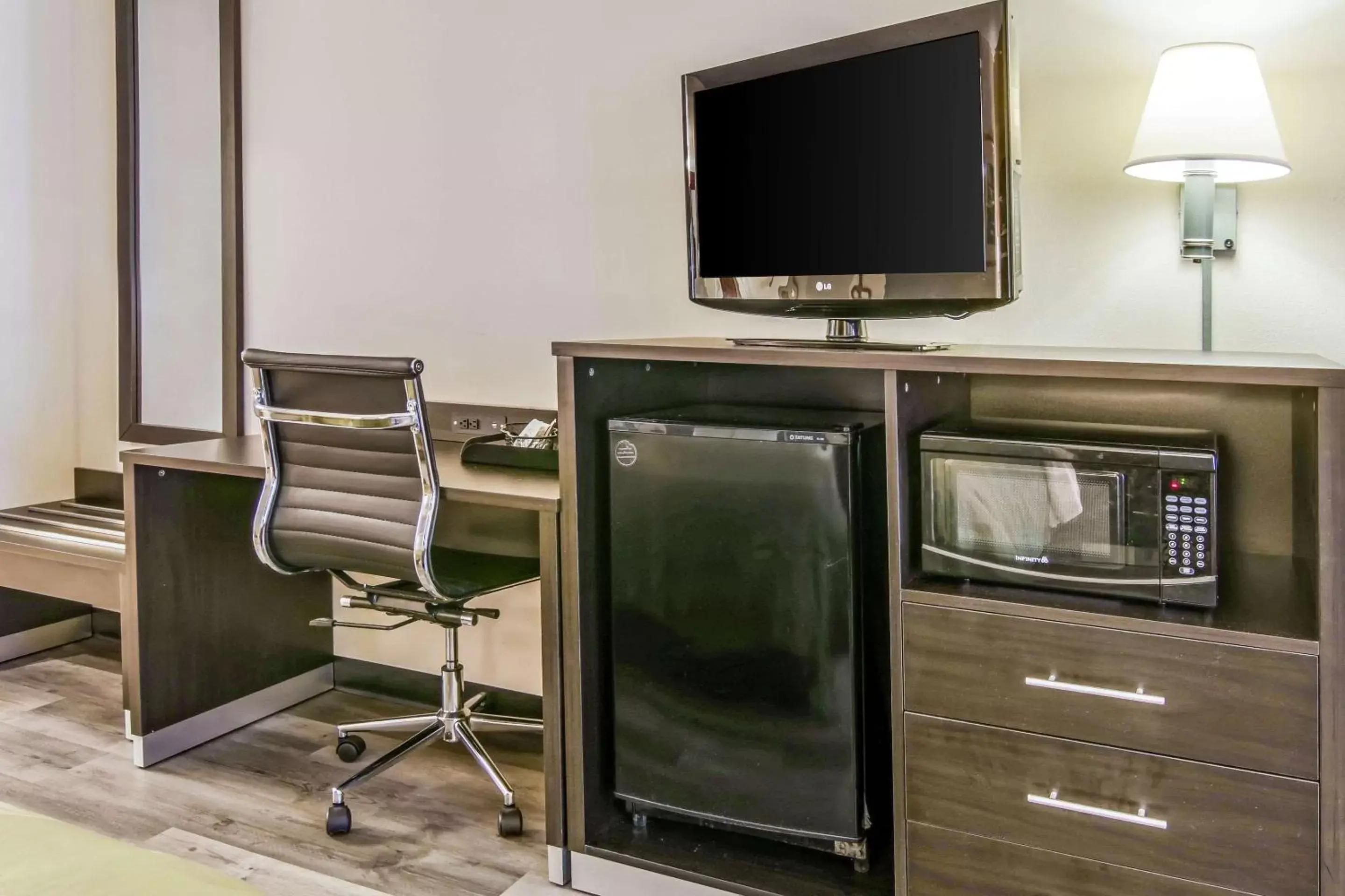 Photo of the whole room, TV/Entertainment Center in Quality Inn Stone Mountain Atlanta