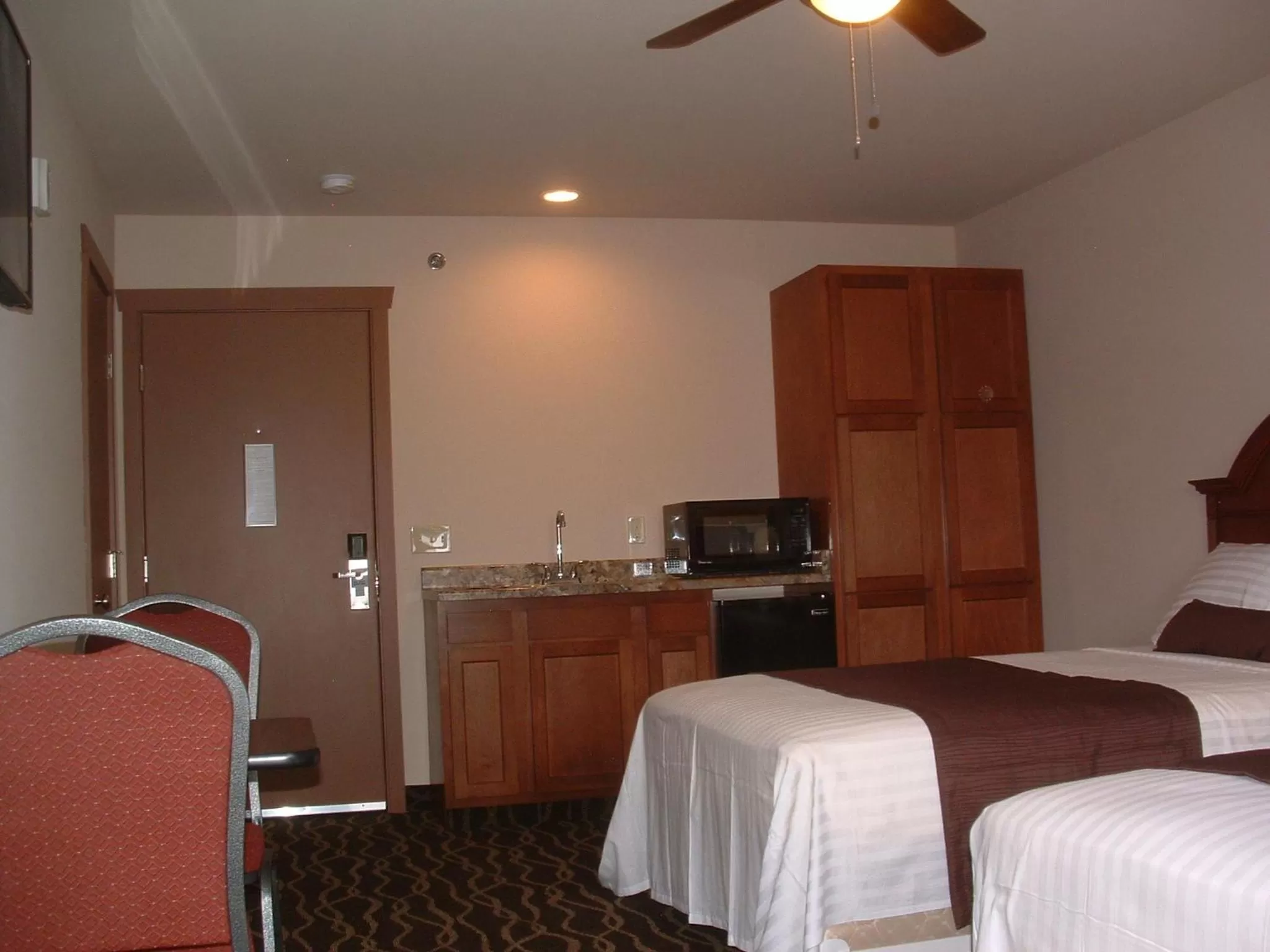 Kitchen or kitchenette, Bed in The Sunset Inn