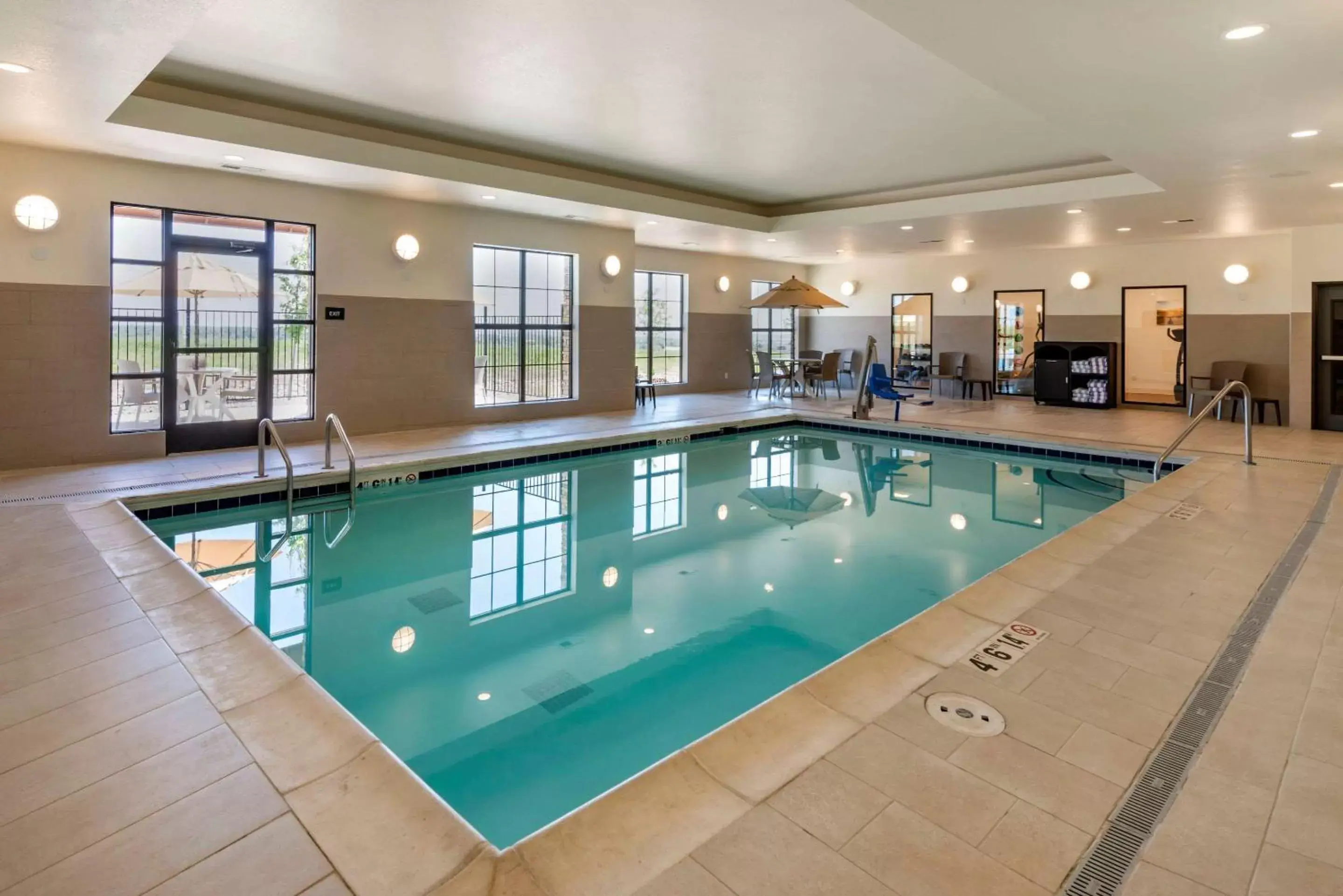 Swimming Pool in Comfort Suites Broomfield-Boulder/Interlocken