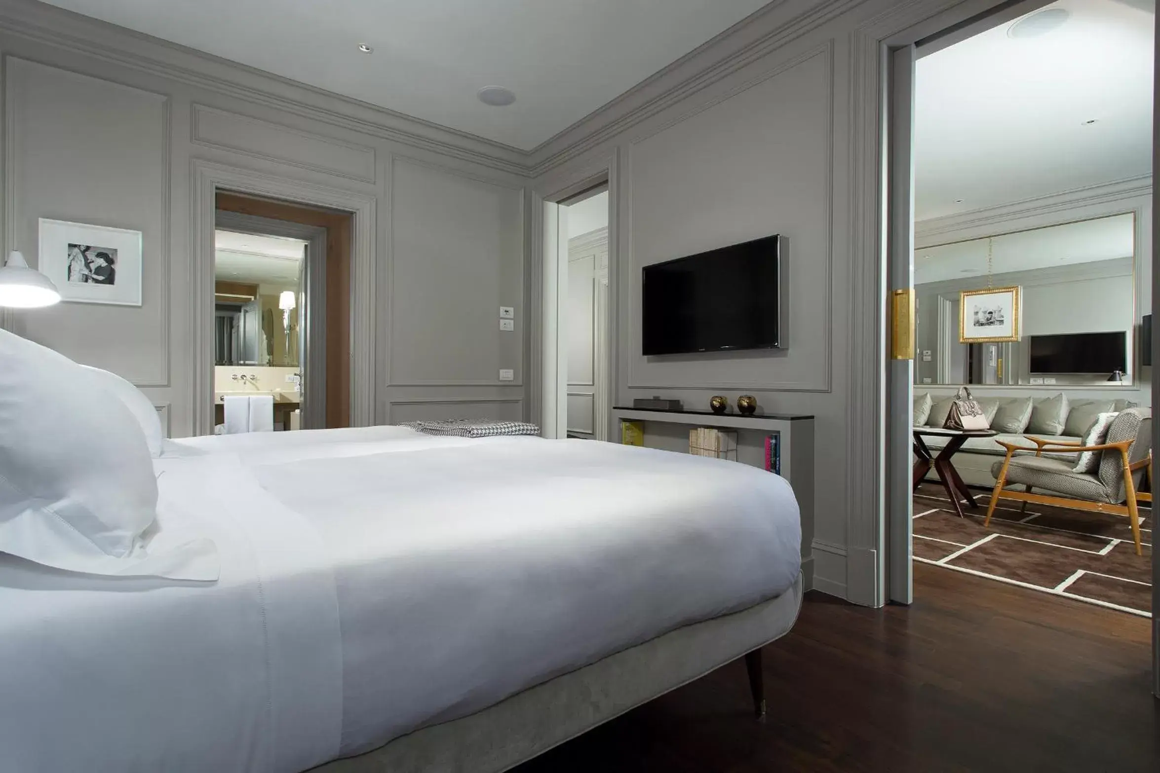 Photo of the whole room, Bed in Portrait Firenze - Lungarno Collection Photo of the whole room, Bed in Portrait Firenze - Lungarno Collection