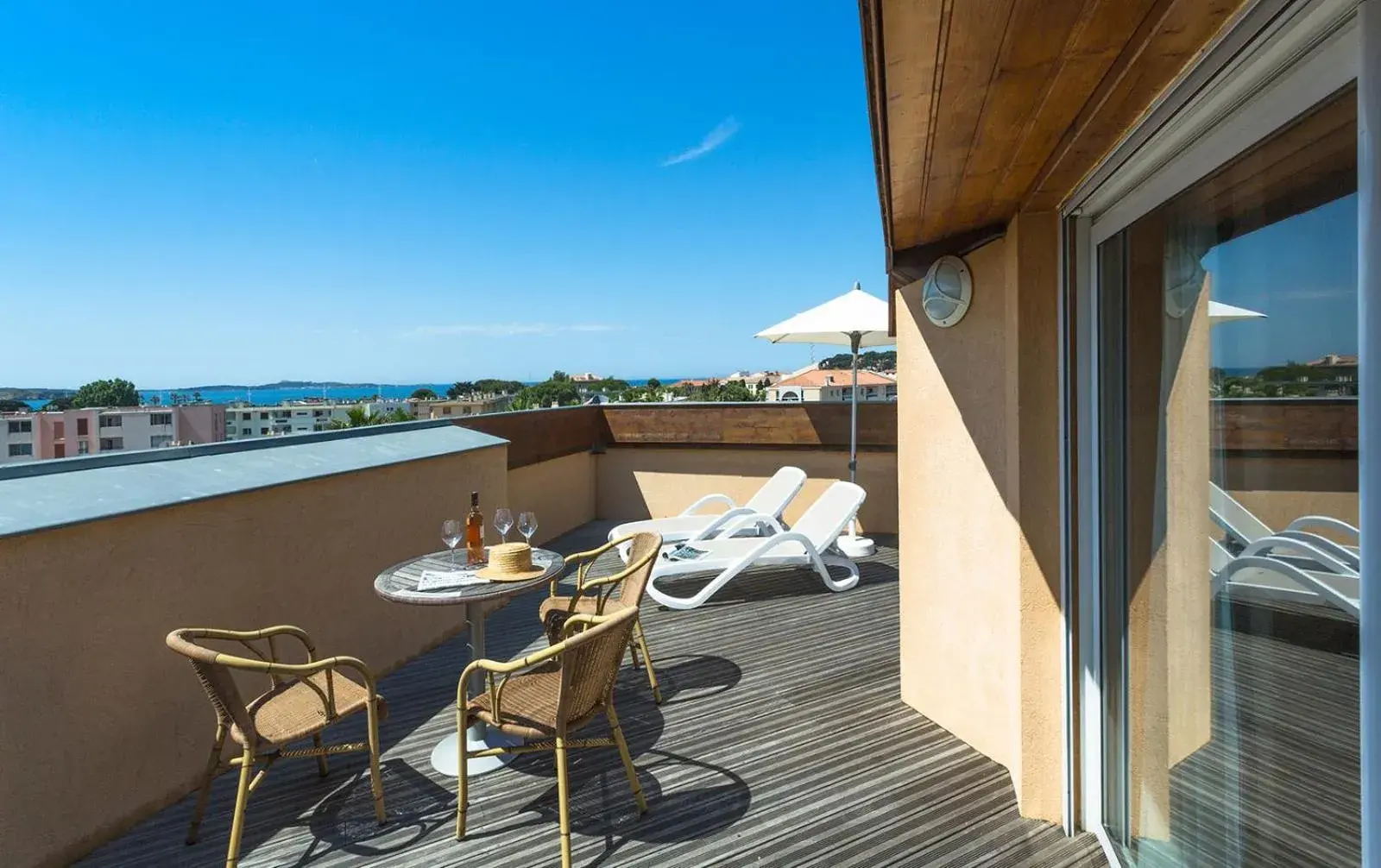 Patio, Balcony/Terrace in Best Western Plus Soleil et Jardin