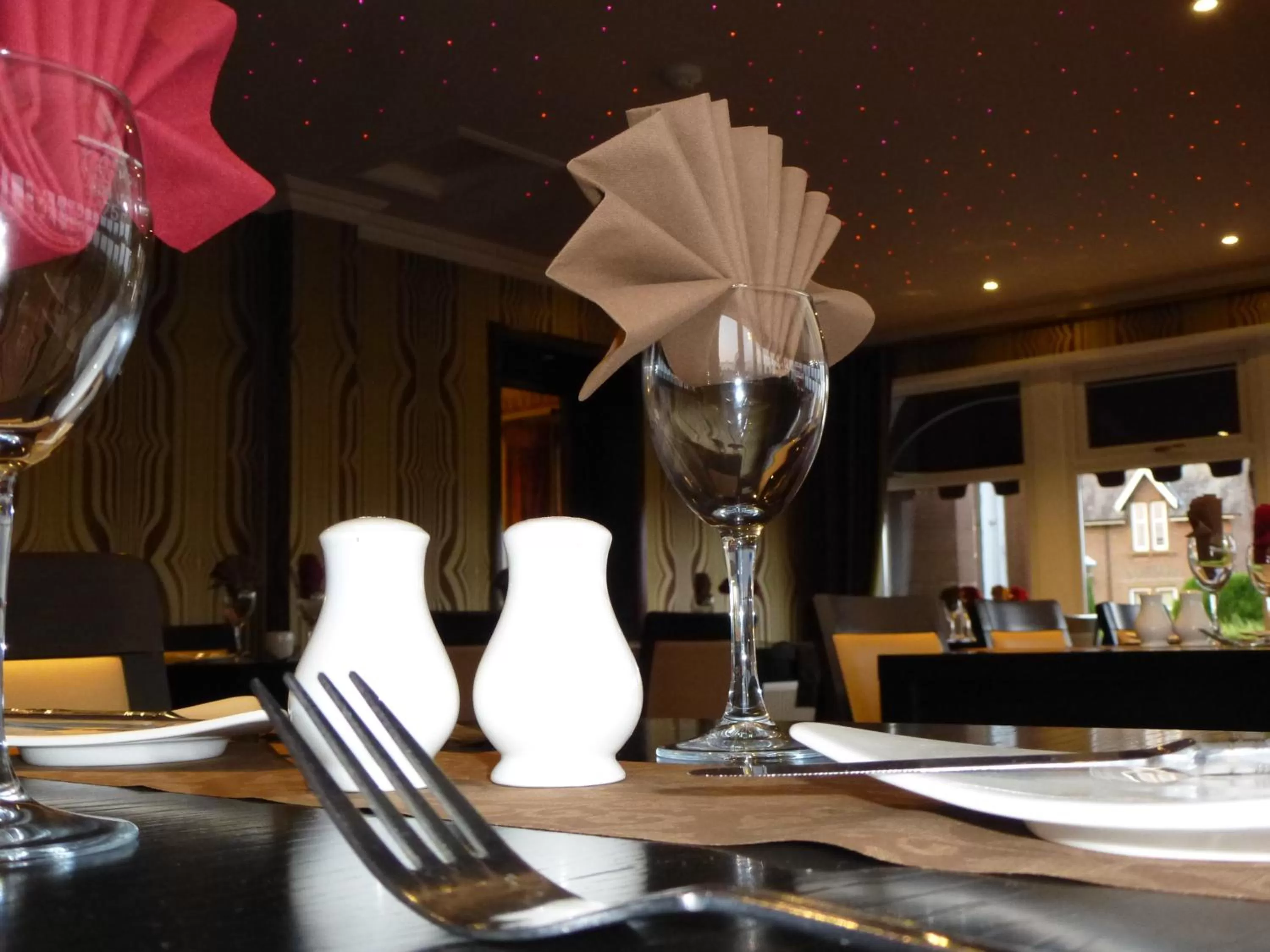 Restaurant/places to eat in Somerton House Hotel