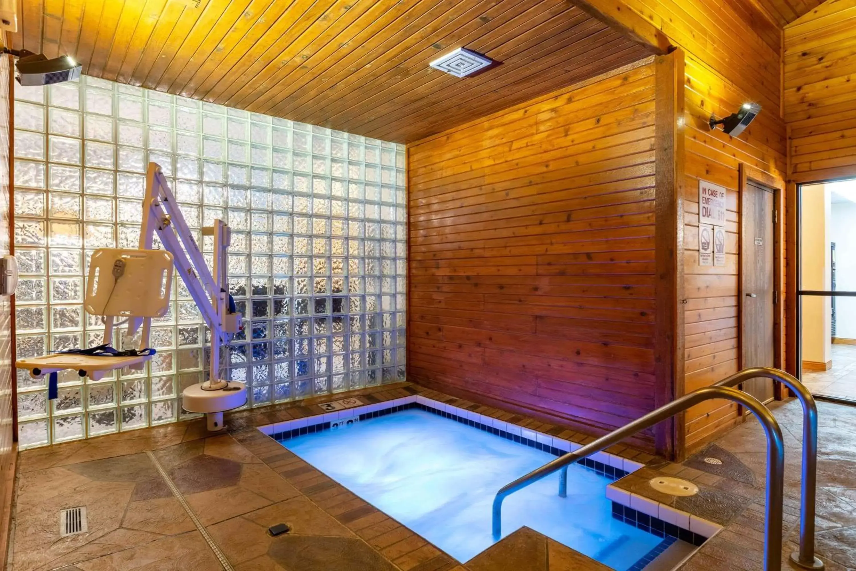 Hot Tub in Days Inn & Suites by Wyndham Madison