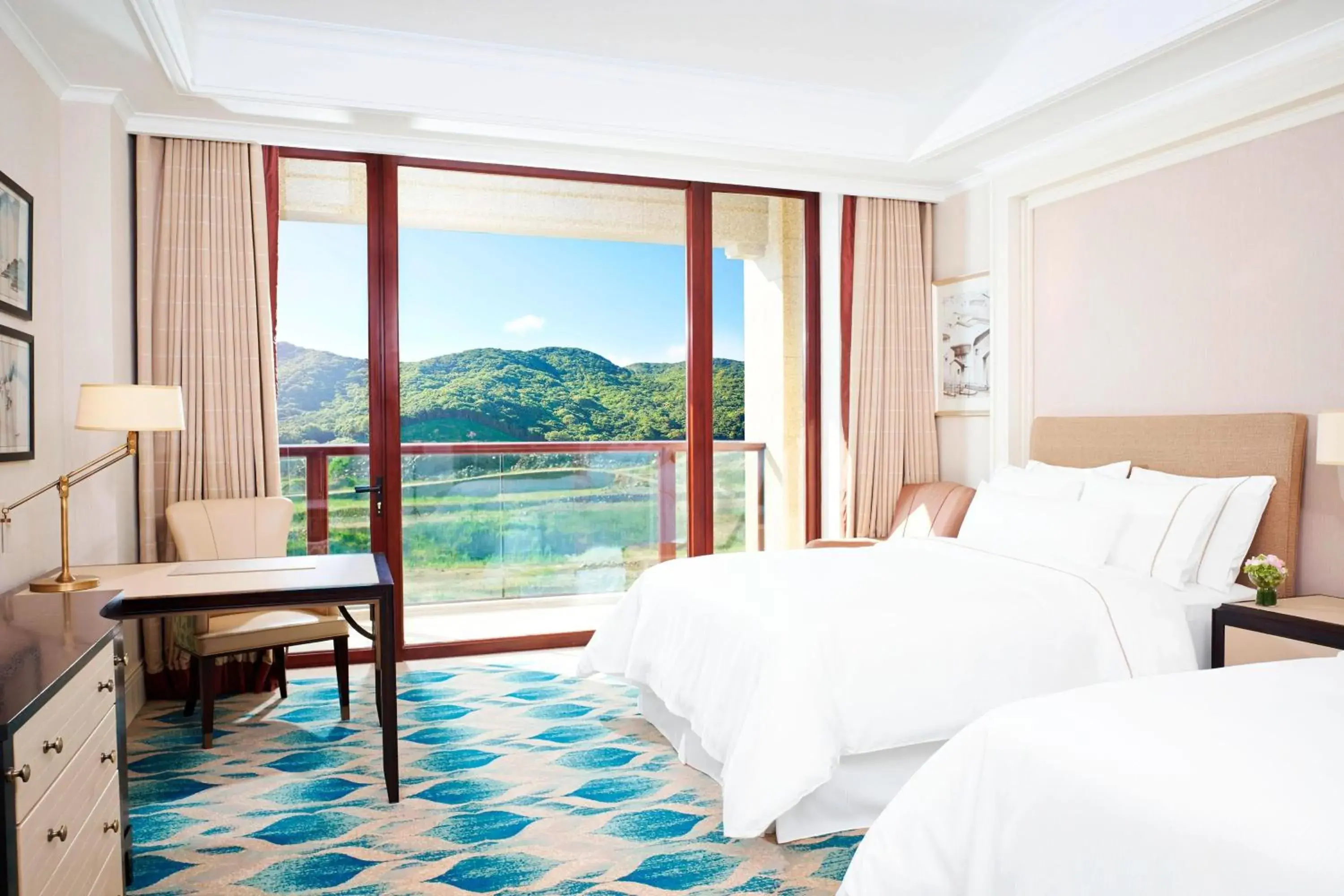 Photo of the whole room, Bed in The Westin Zhujiajian Resort, Zhoushan