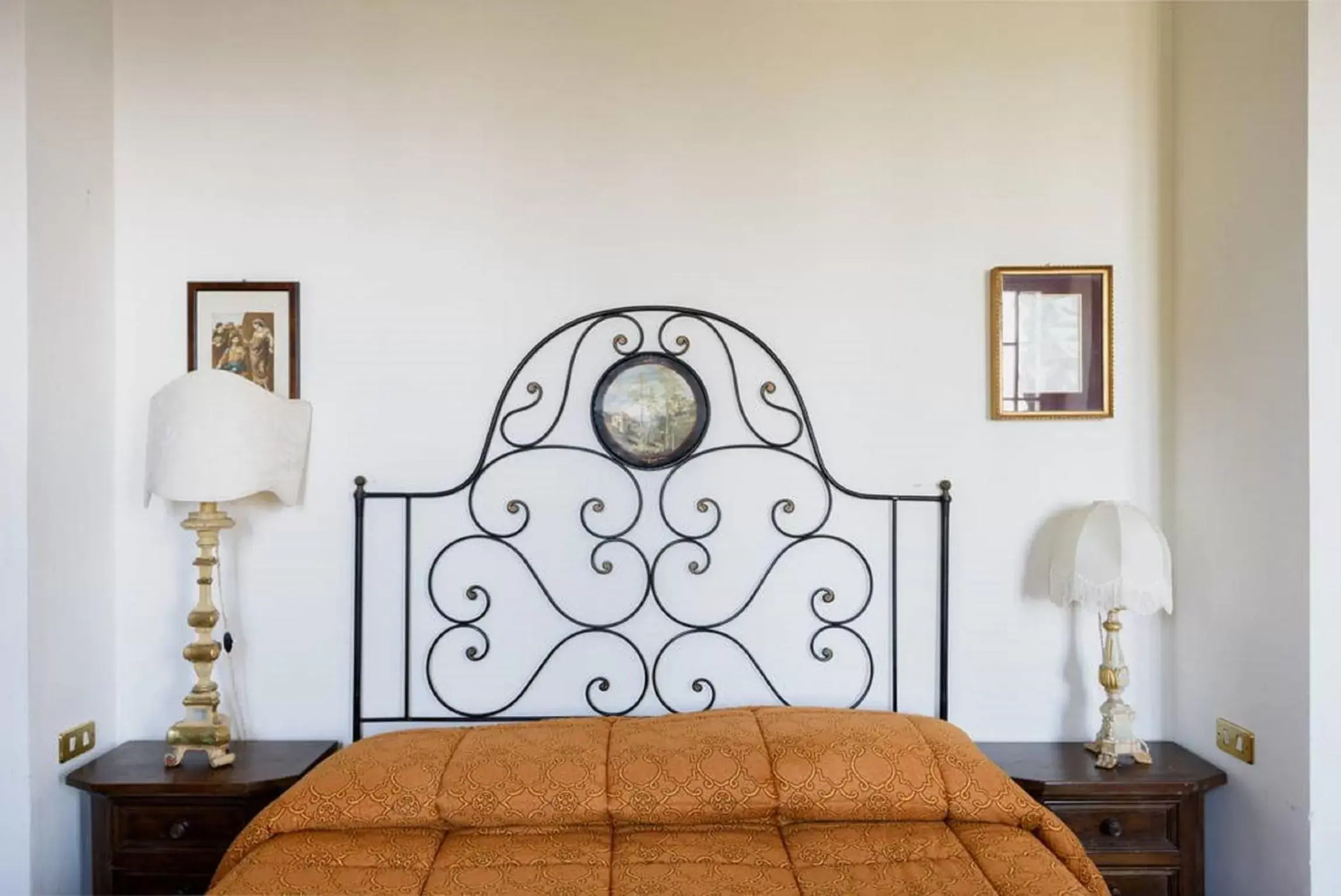 Decorative detail, Bed in Residence Il Casale