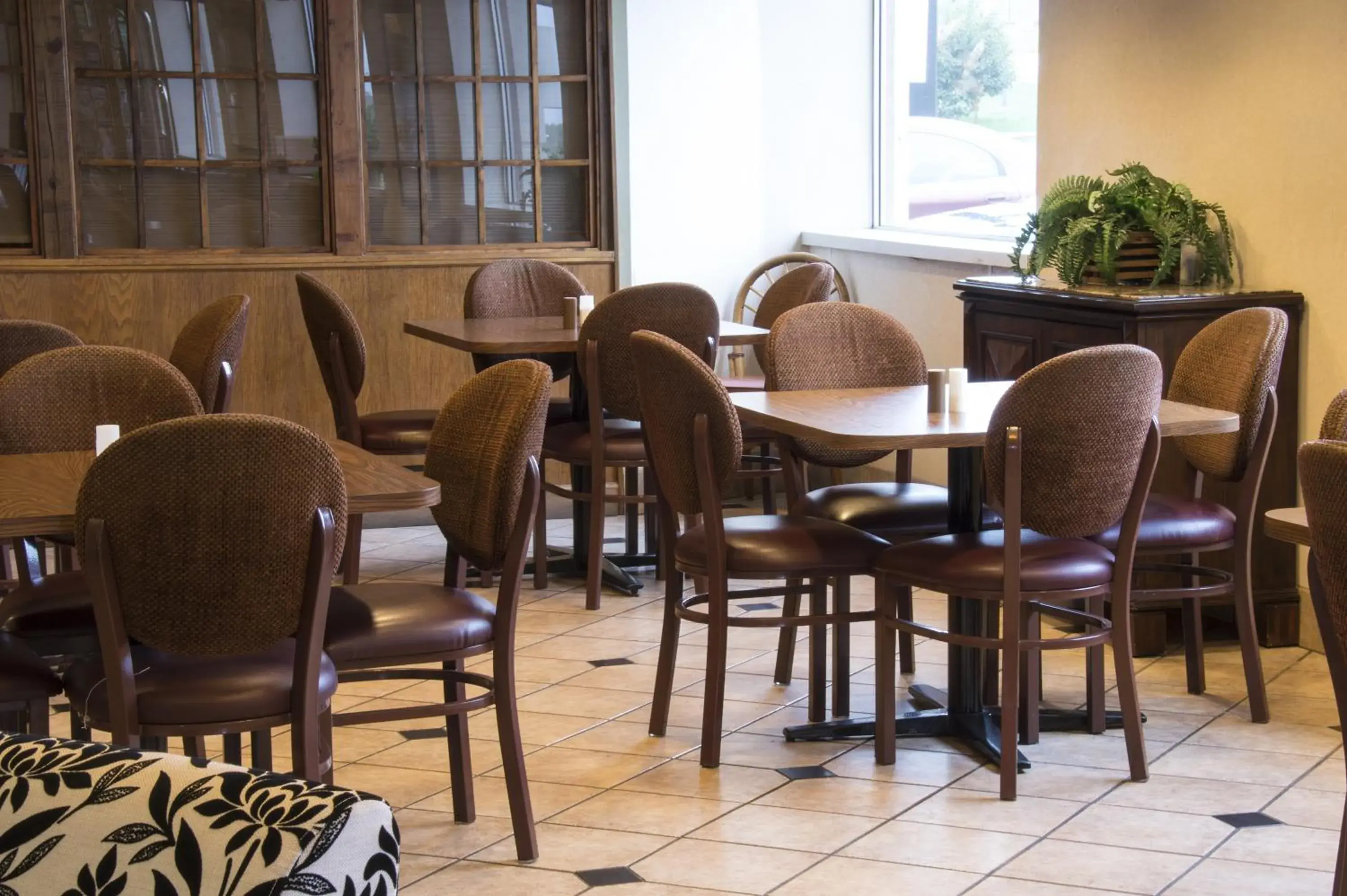 Day, Restaurant/Places to Eat in Lamplighter Inn and Suites - North