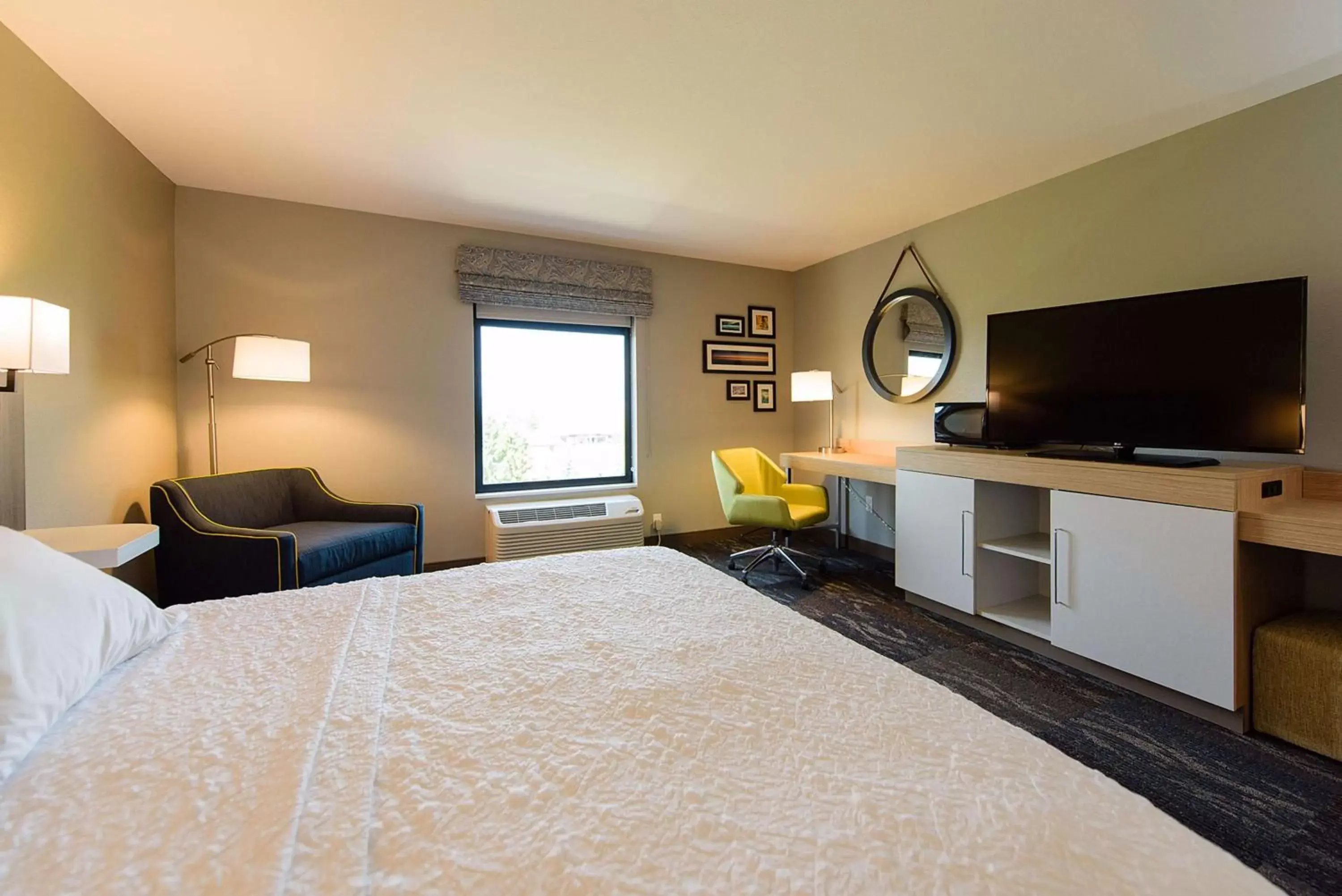 Bedroom, TV/Entertainment Center in Hampton Inn Superior Duluth, Wi