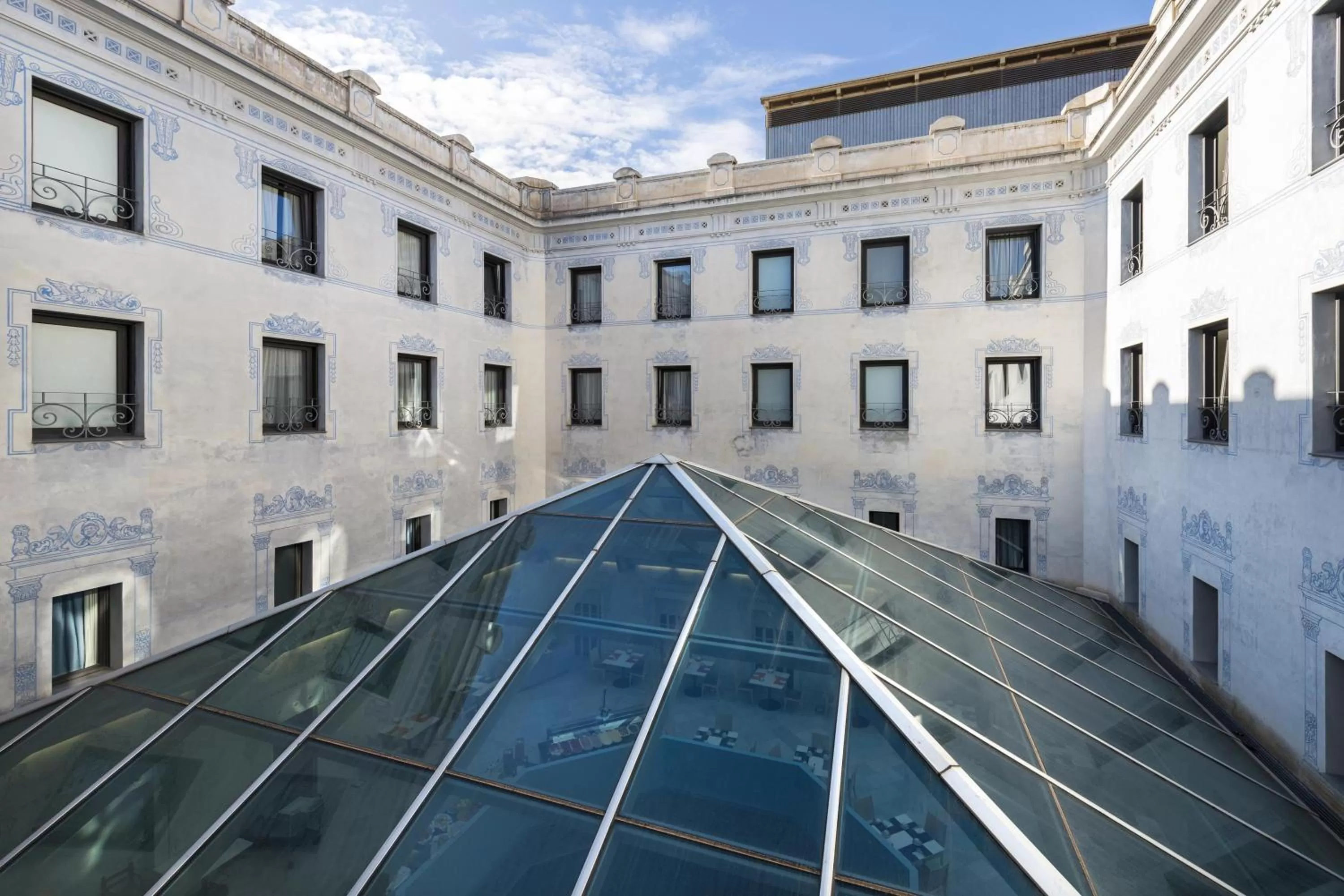 Restaurant/places to eat in Oriente Atiram Hotel