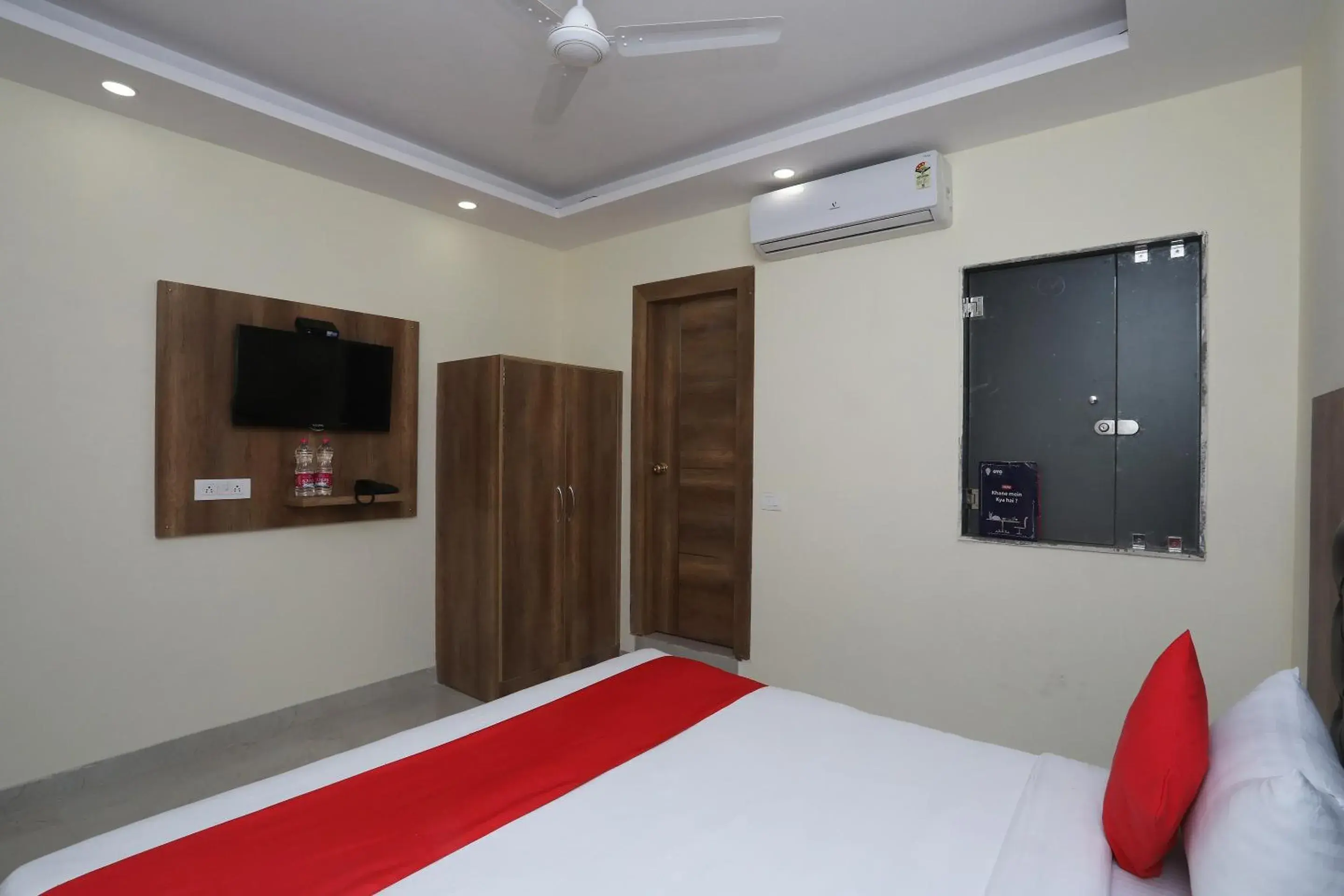 Bedroom, TV/Entertainment Center in OYO Hotel Ivy
