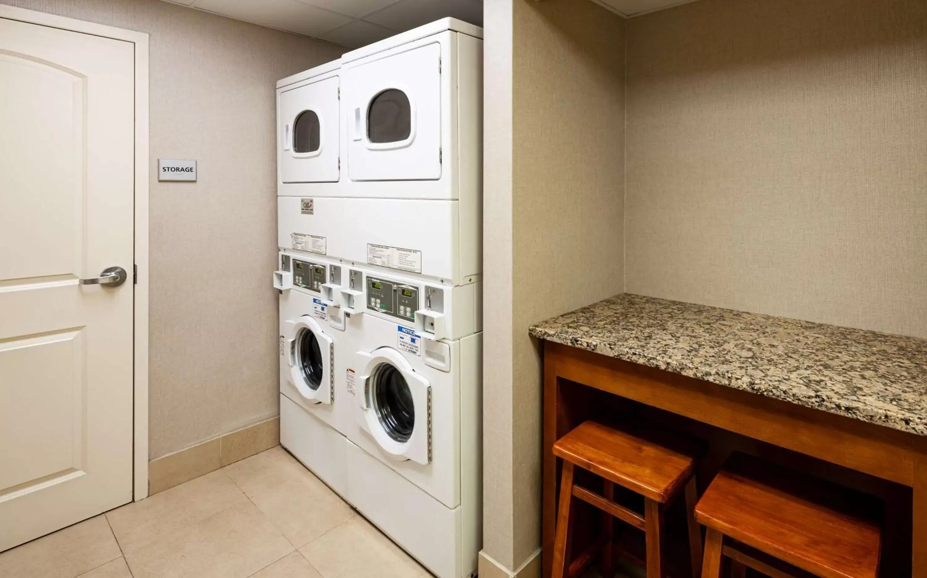 Property building in Hampton Inn & Suites Mobile I-65@ Airport Boulevard Property building in Hampton Inn & Suites Mobile I-65@ Airport Boulevard