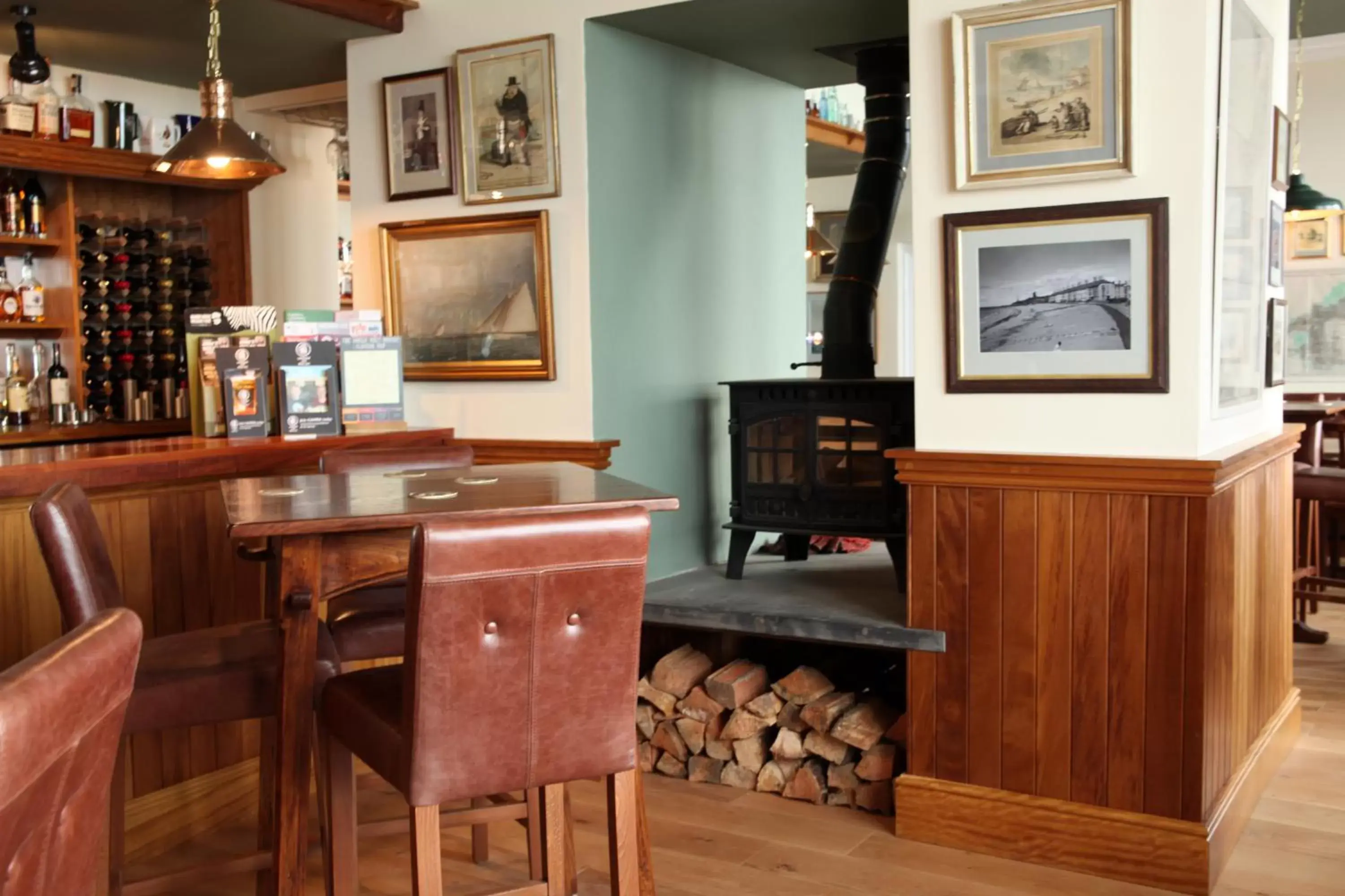 Lounge or bar in The Glengower