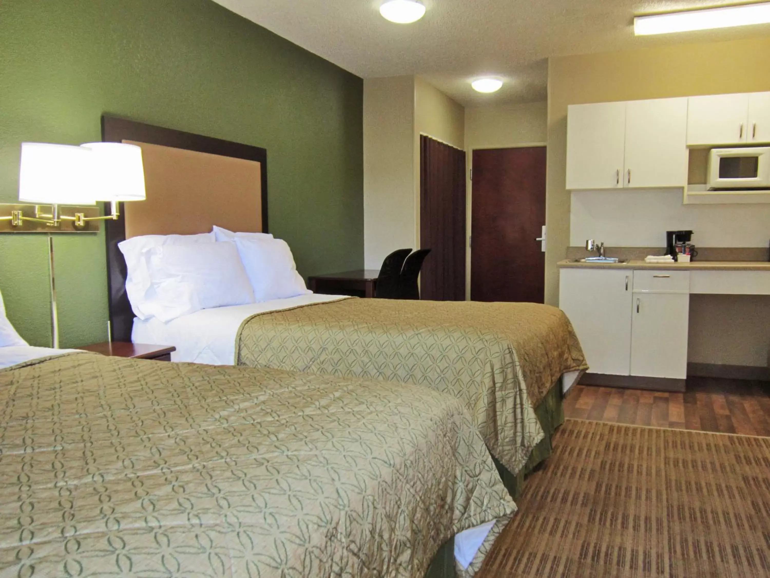 Bed in Extended Stay America Suites - Toledo - Holland