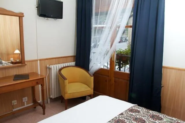 Seating area, Bed in Hotel Comapedrosa