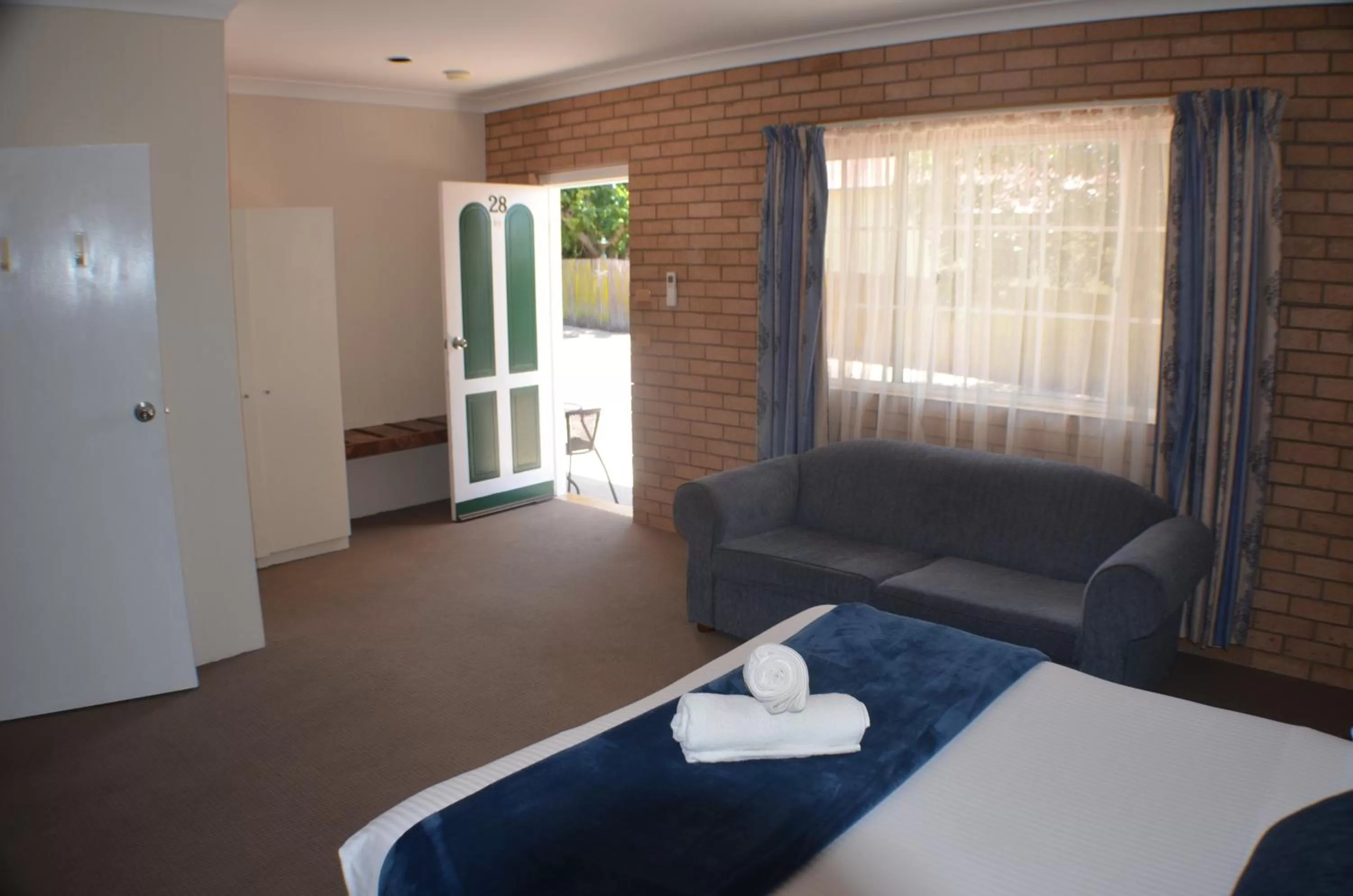 King Room - Disability Access in Deer Park Motor Inn Armidale