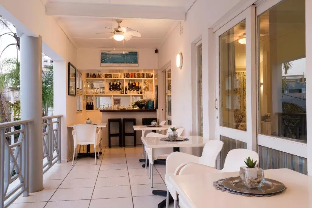 Lounge or bar in Flamingo Rocks