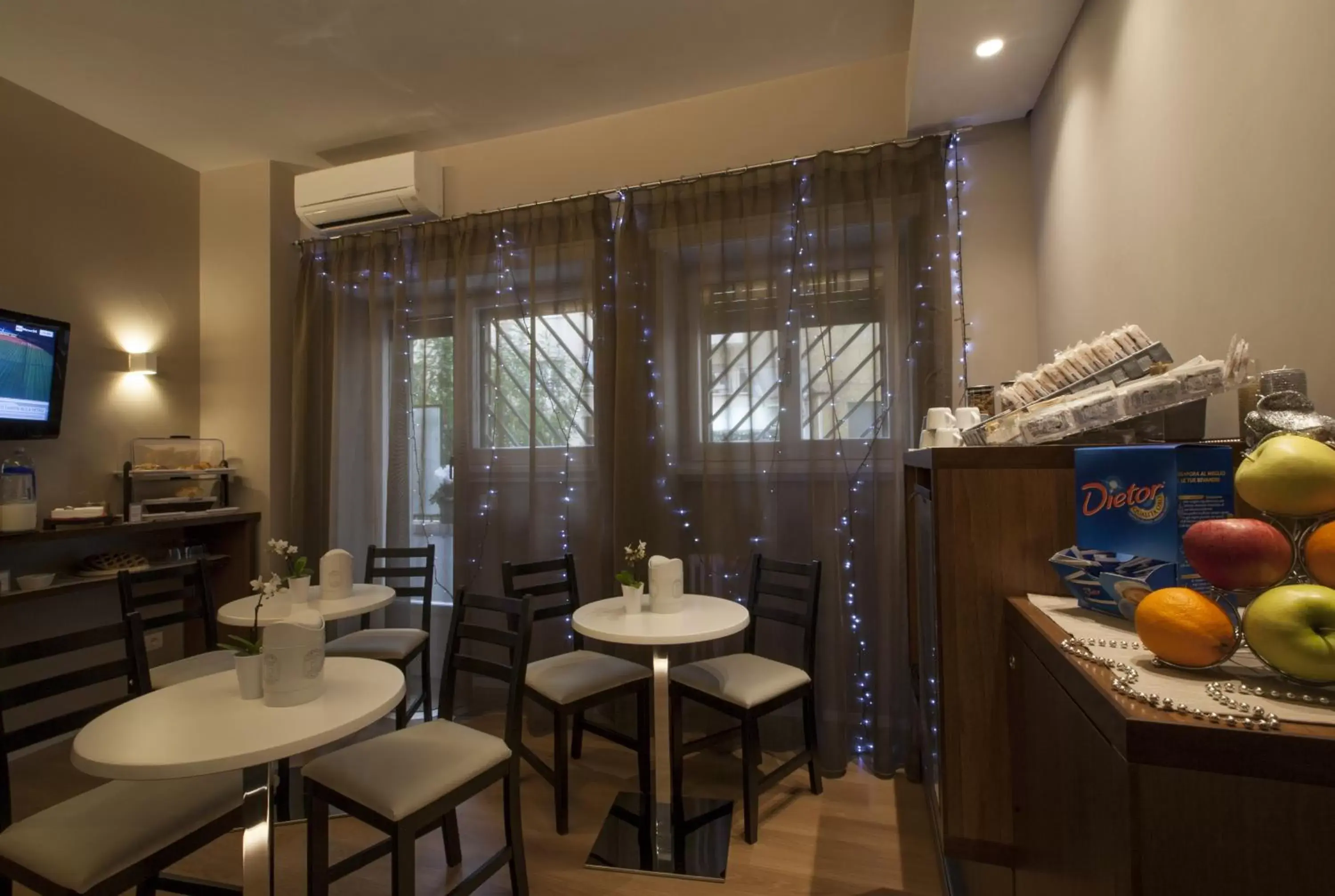 Communal lounge/ TV room, Restaurant/Places to Eat in NG Guest House Roma San Pietro