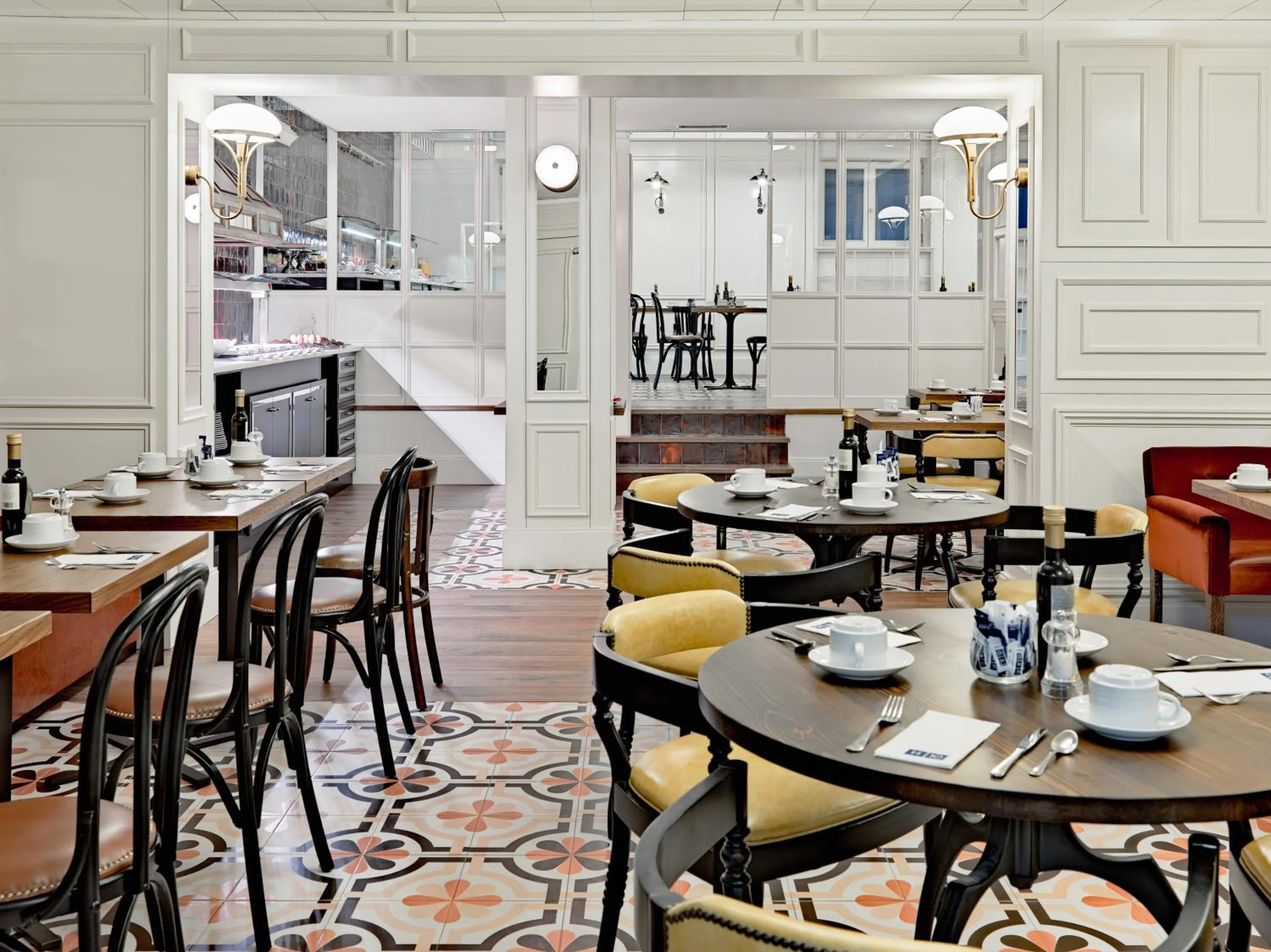 Restaurant/places to eat in Boutique Hotel H10 Villa de la Reina
