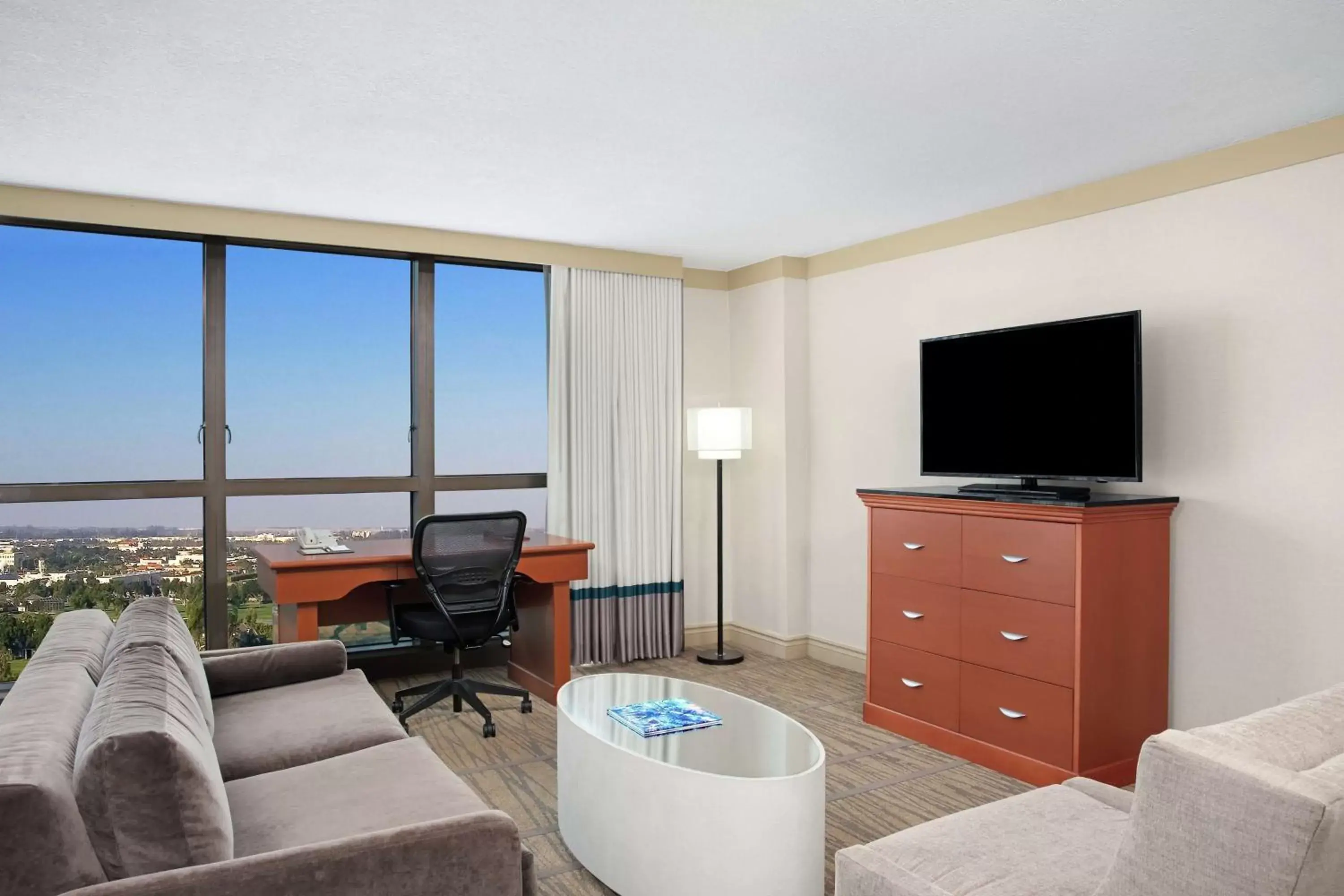 Bedroom, TV/Entertainment Center in DoubleTree by Hilton Hotel Miami Airport & Convention Center