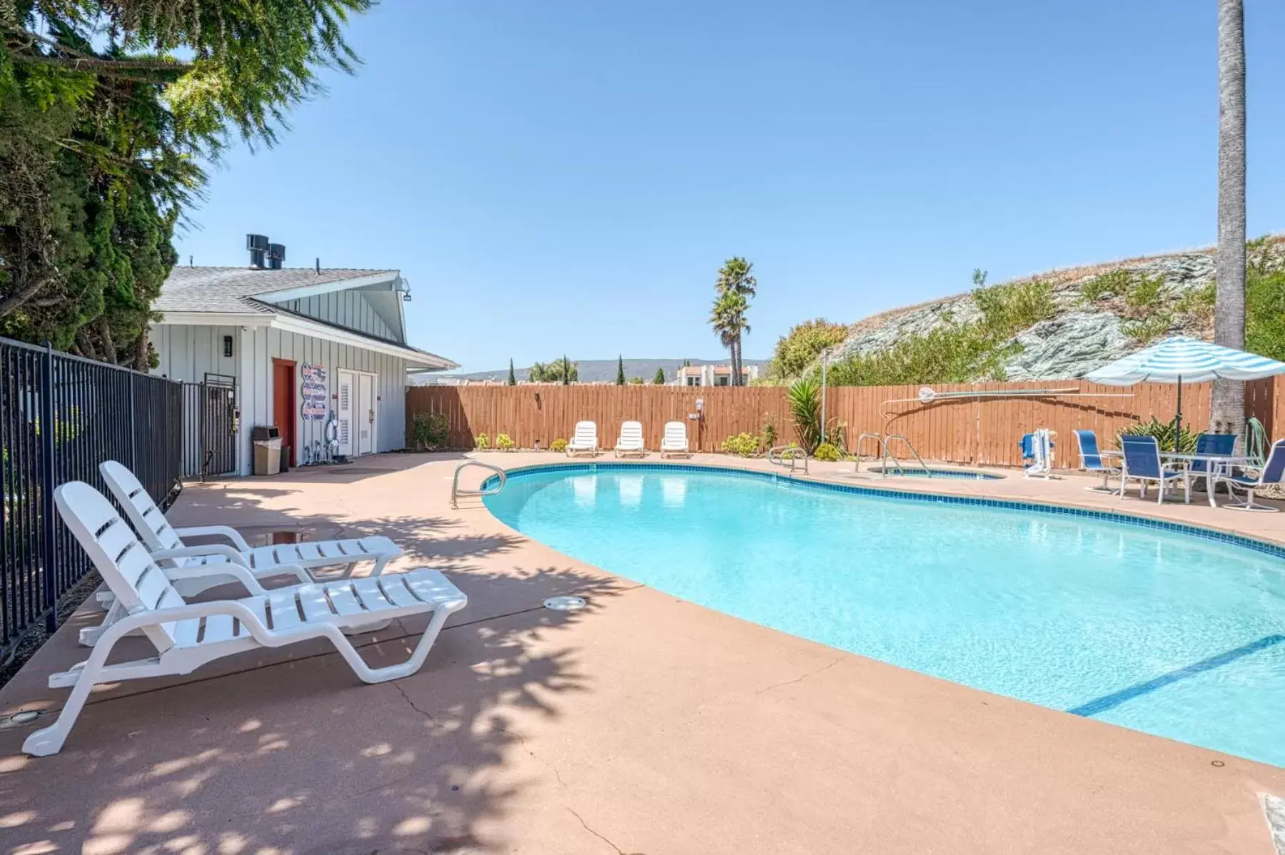 Swimming Pool in Vagabond Inn San Luis Obispo