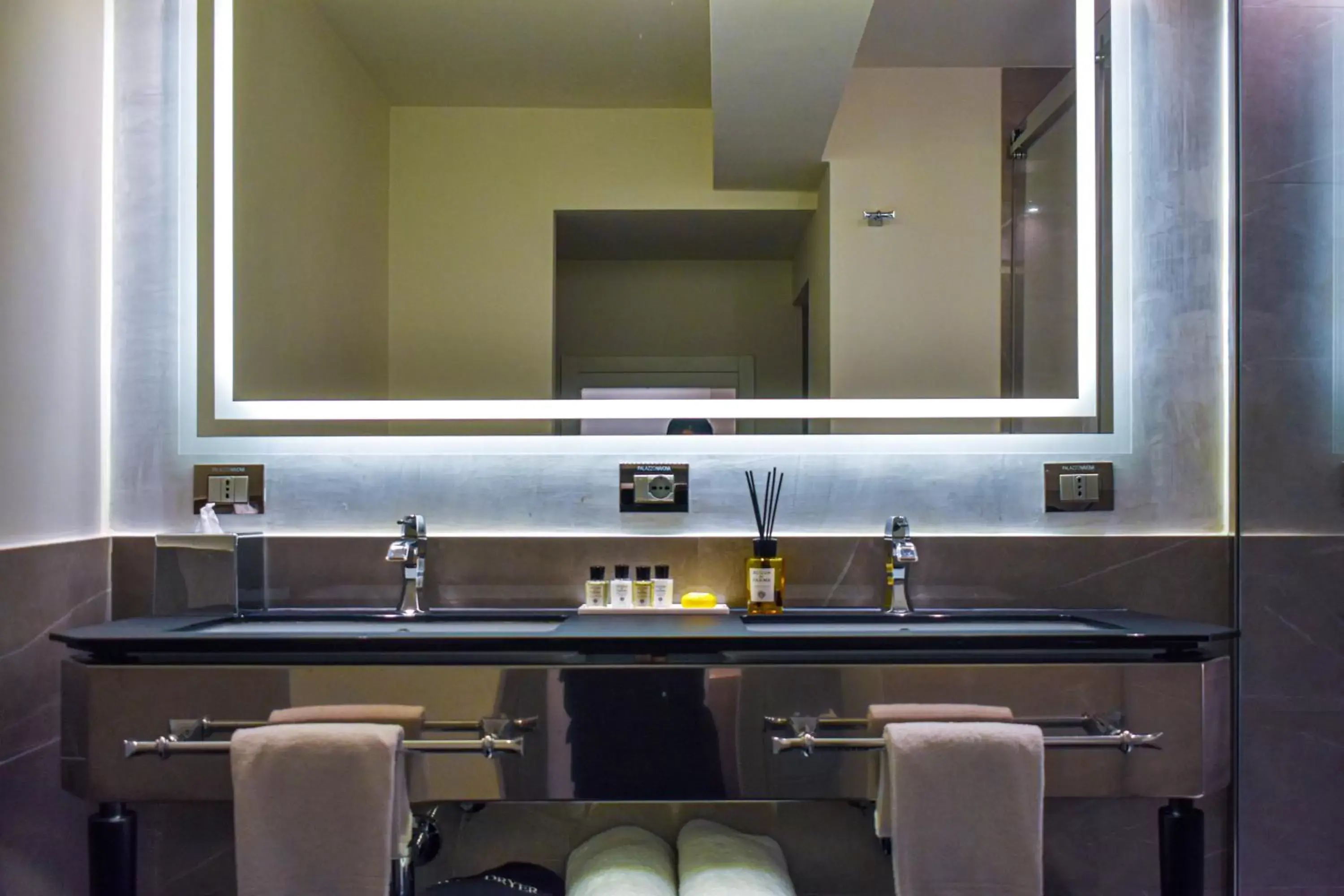 Bathroom, Kitchen/Kitchenette in Palazzo Navona Hotel