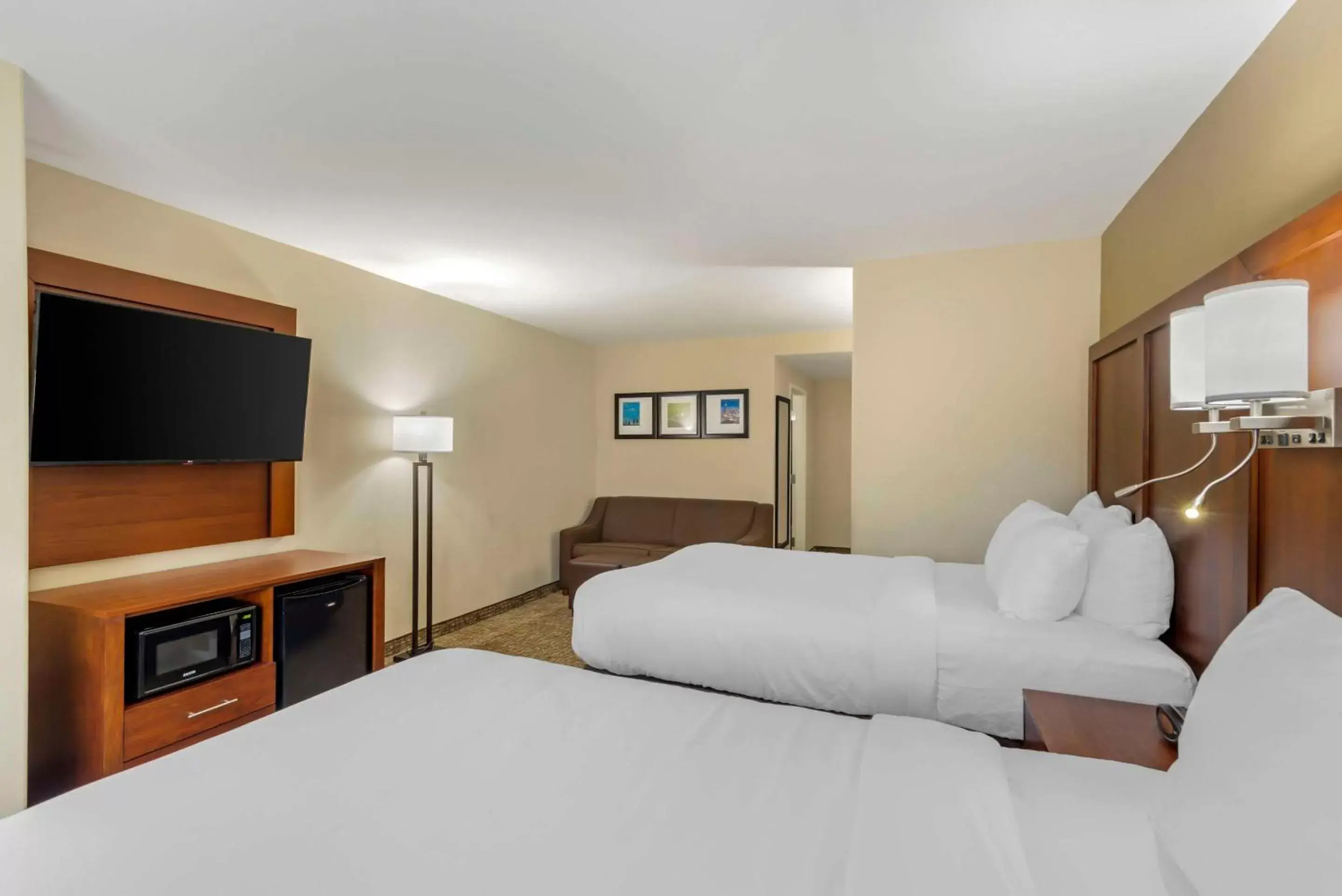 Bedroom, Bed in Comfort Suites at Kennesaw State University