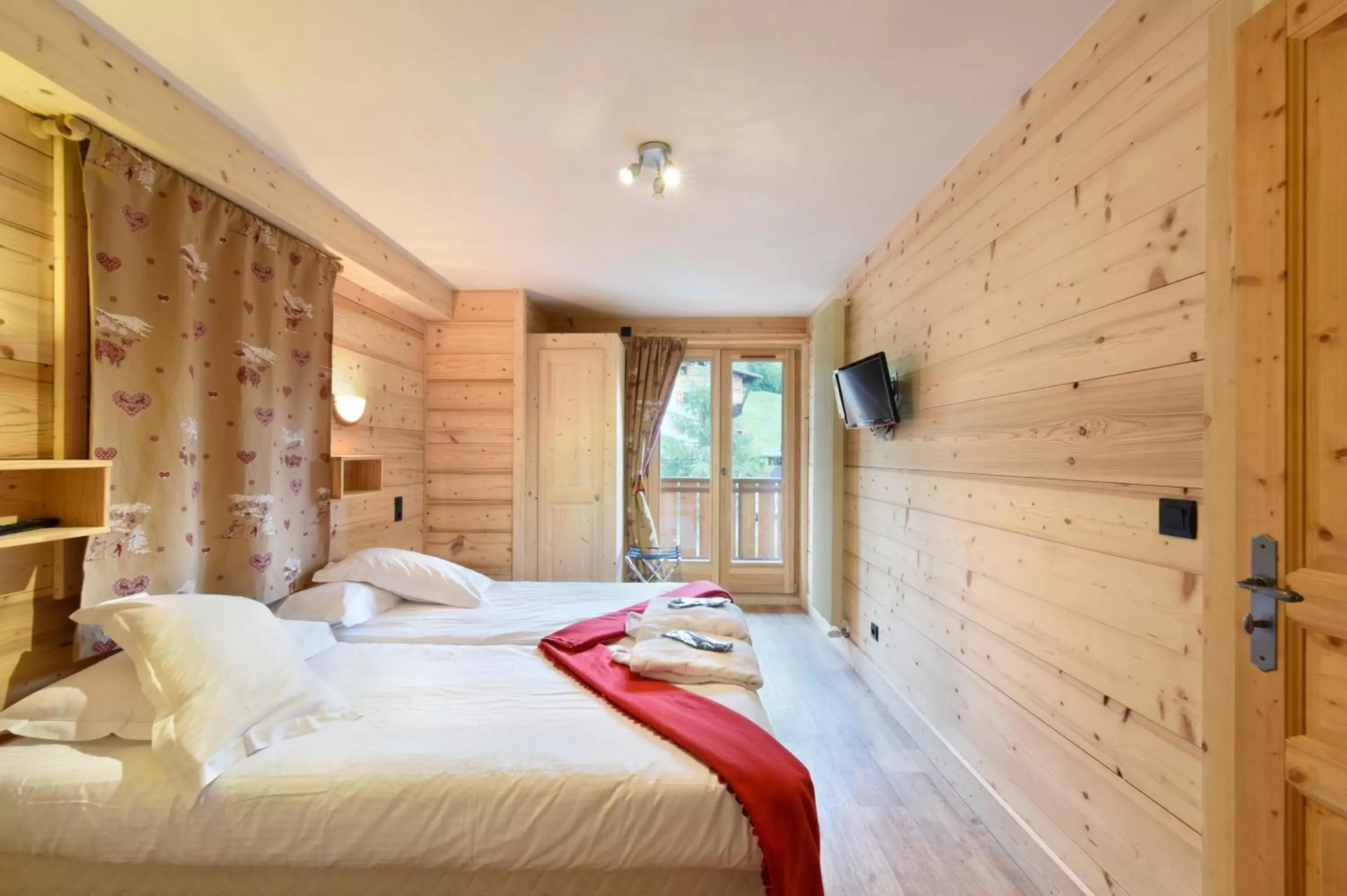 Bedroom, Bed in Loc'Hotel Alpen Sports