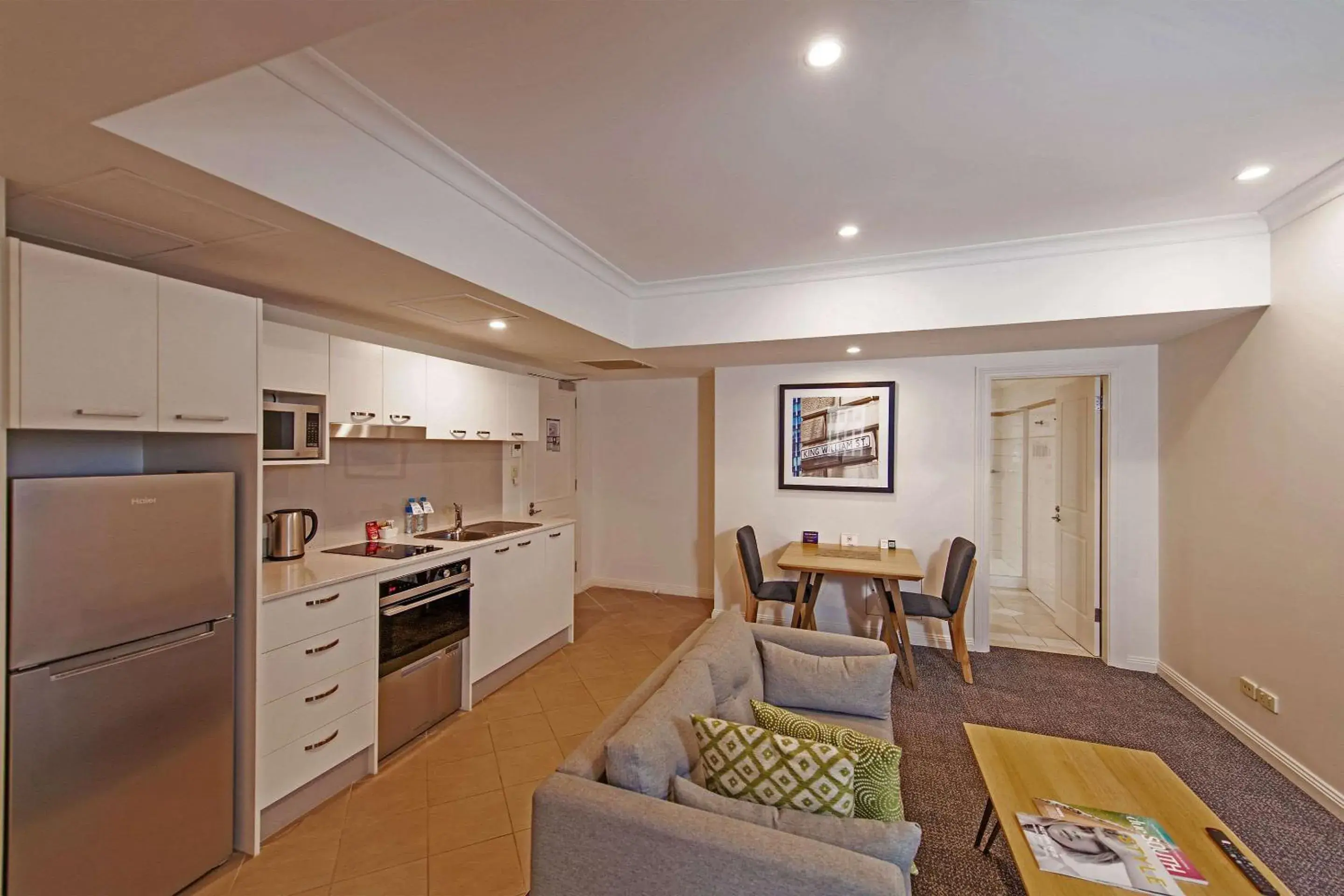 Photo of the whole room, Kitchen/Kitchenette in Quality Apartments Adelaide Central