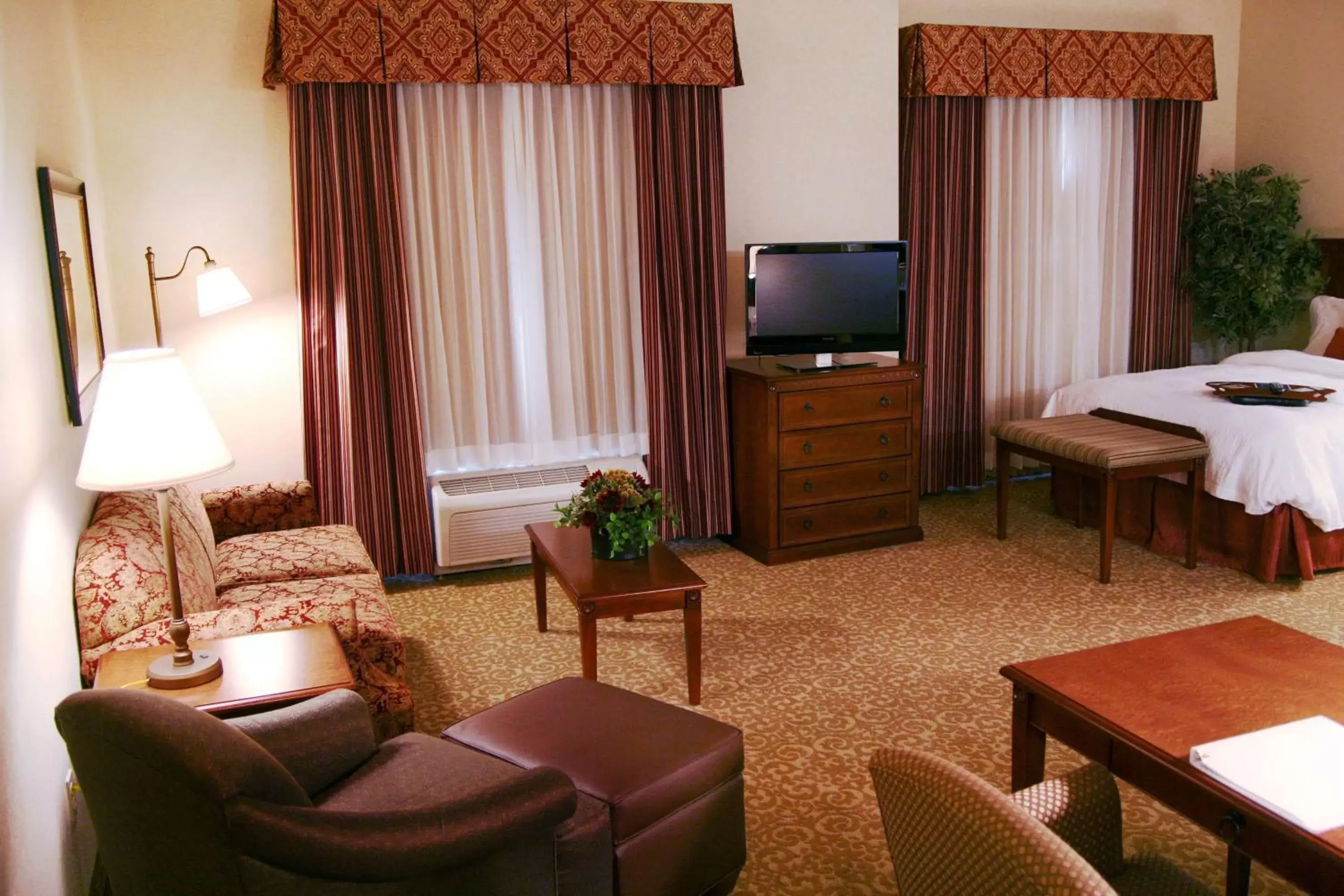 Living room, TV/Entertainment Center in Hampton Inn & Suites Lodi