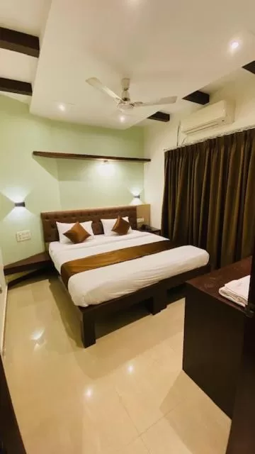 Bedroom, Bed in Hotel Plaza Heights by RAK Rooms, Mangaluru