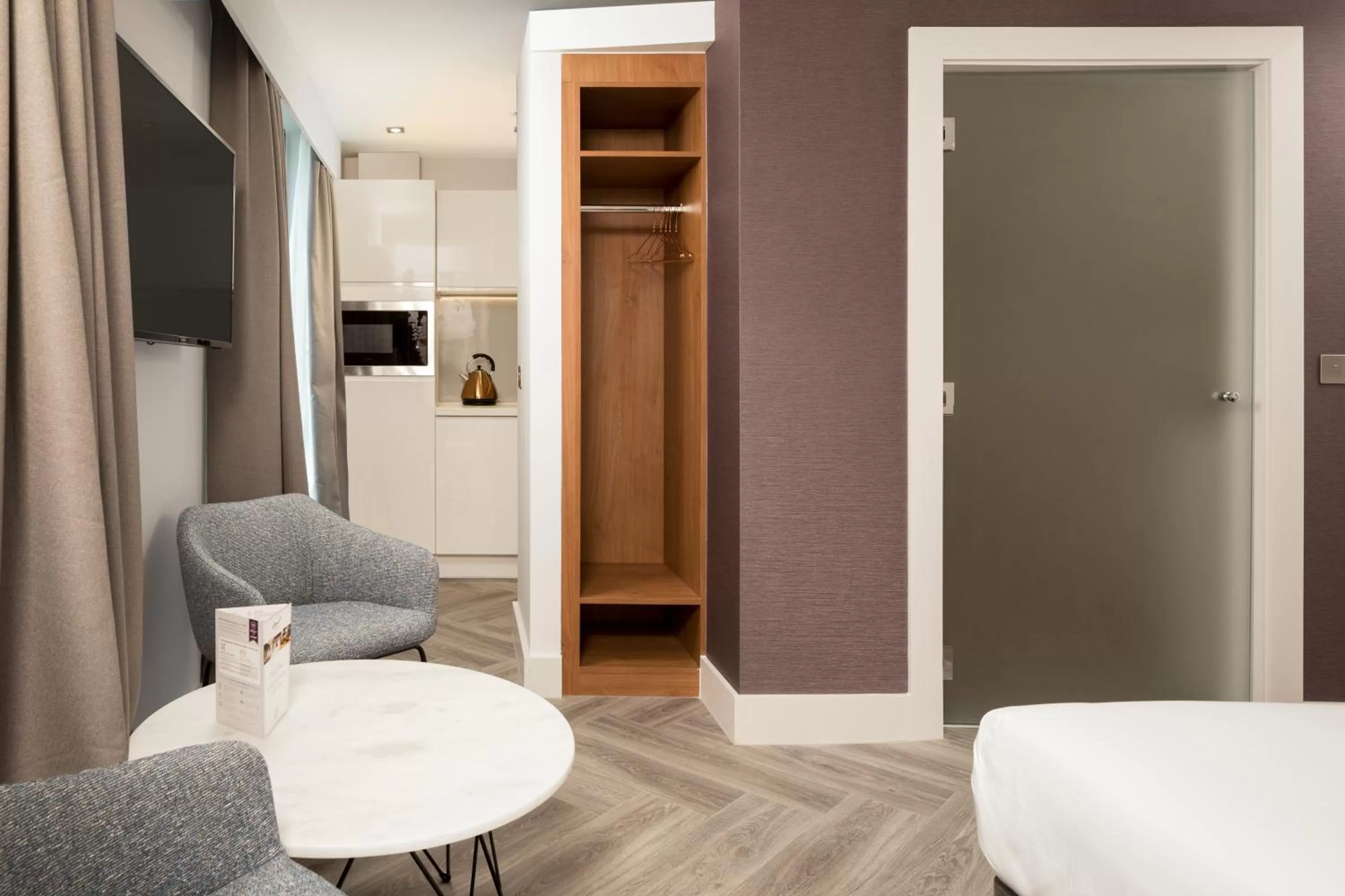 Seating area, Bed in Roomzzz London Stratford